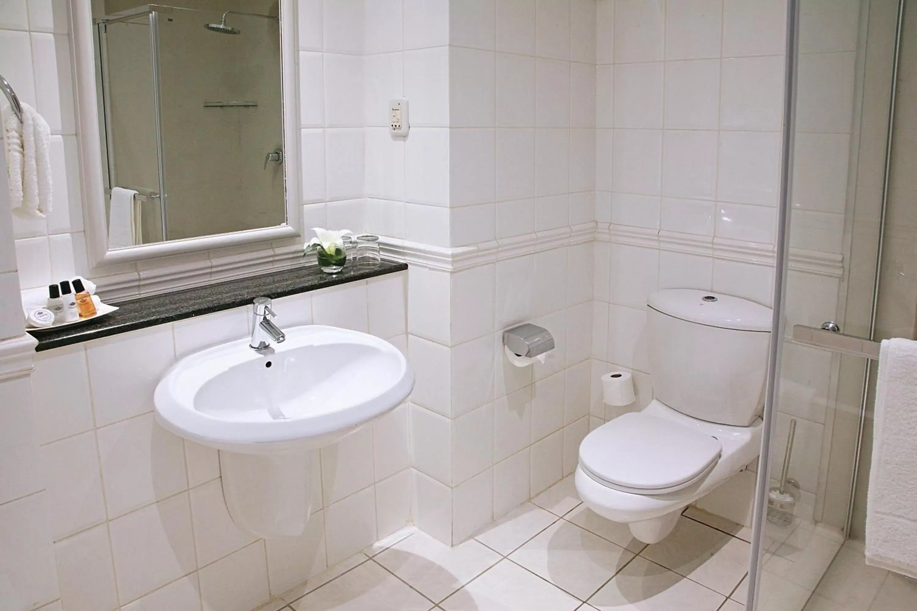 Bathroom in Hollow on the Square City Hotel