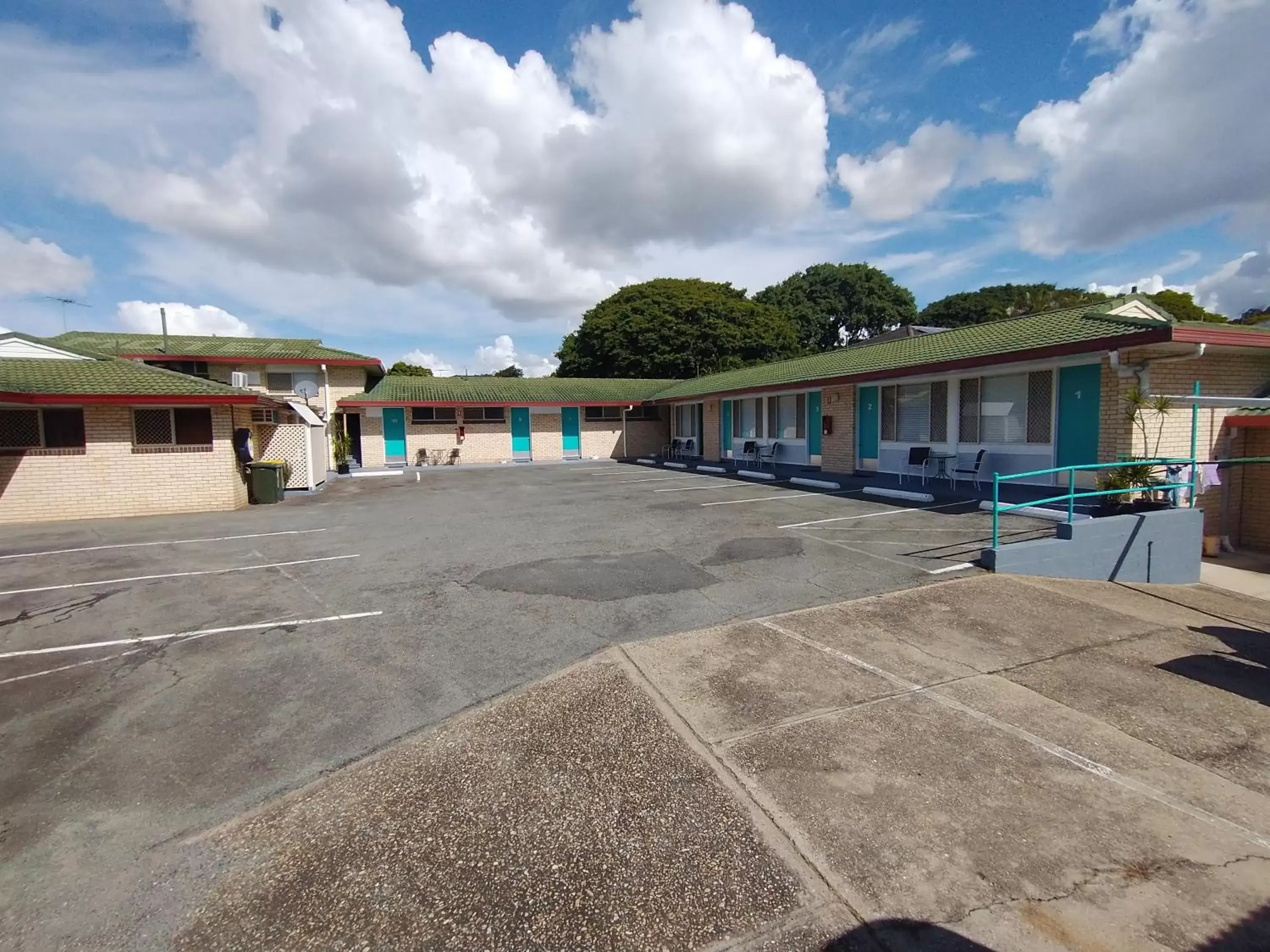 Parking, Property Building in Aspley Sunset Motel