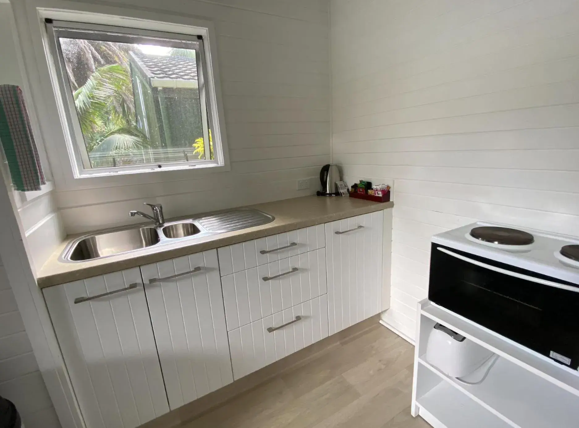 Kitchen/Kitchenette in Colonial House Motel