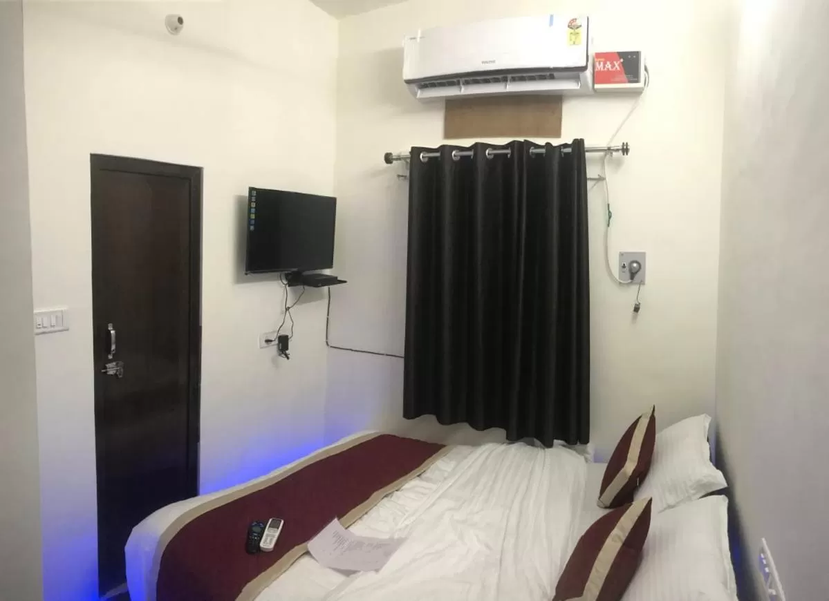 Bed in Hotel Dharohar Palace