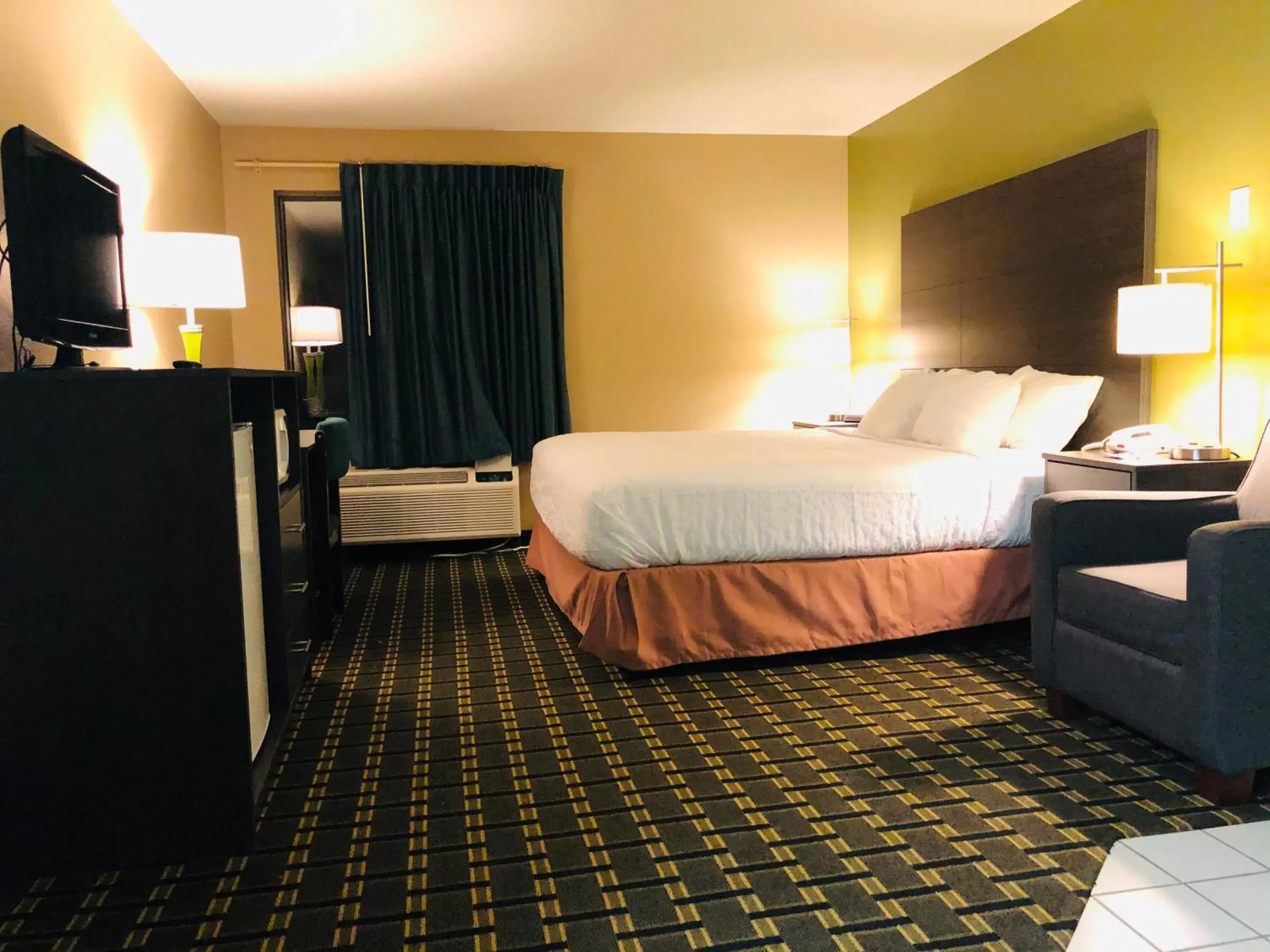 Photo of the whole room, Bed in Boarders Inn & Suites by Cobblestone Hotels Columbus