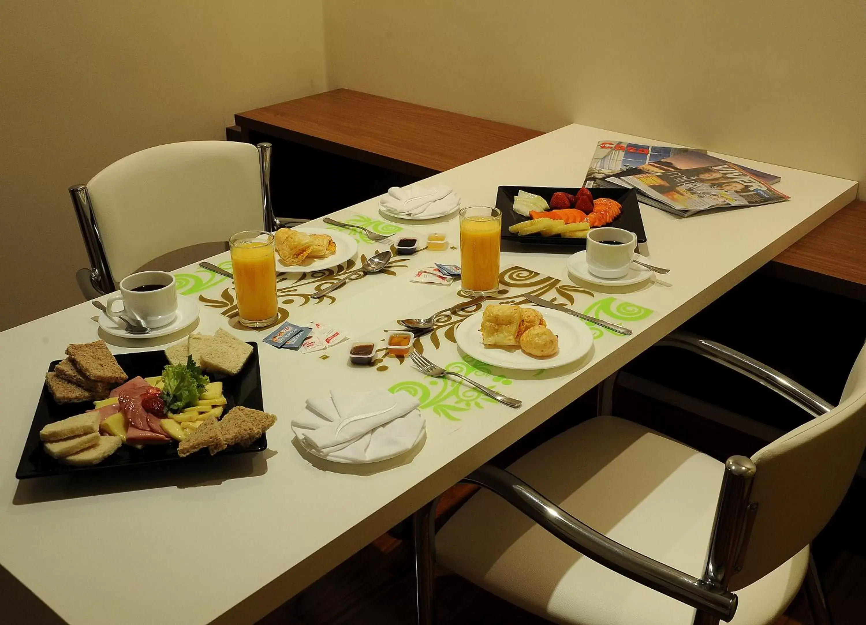 Dining area in Ramada by Wyndham Furnaspark