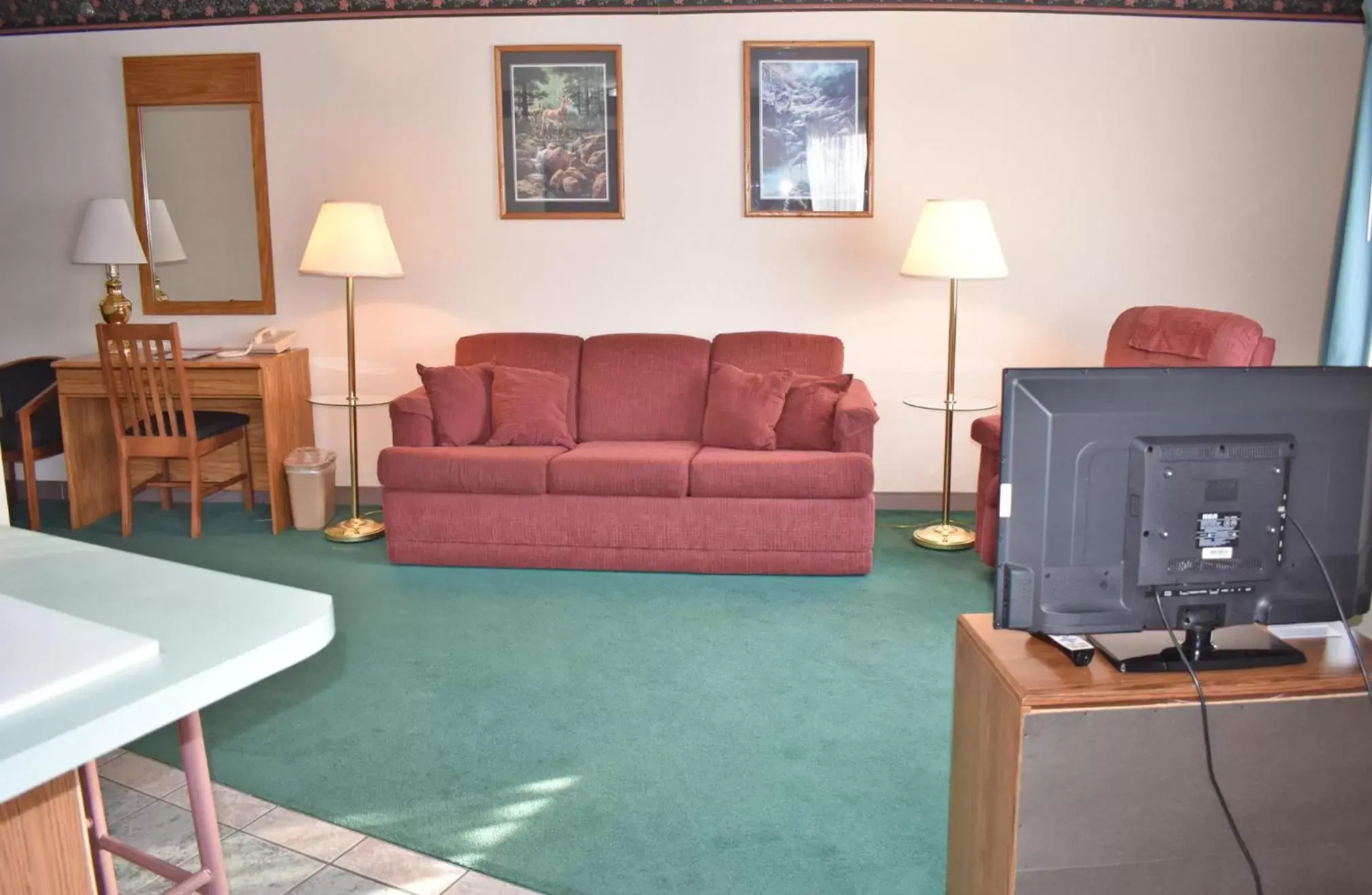 Seating Area in Americas Best Value Inn & Suites - Tahquamenon Country