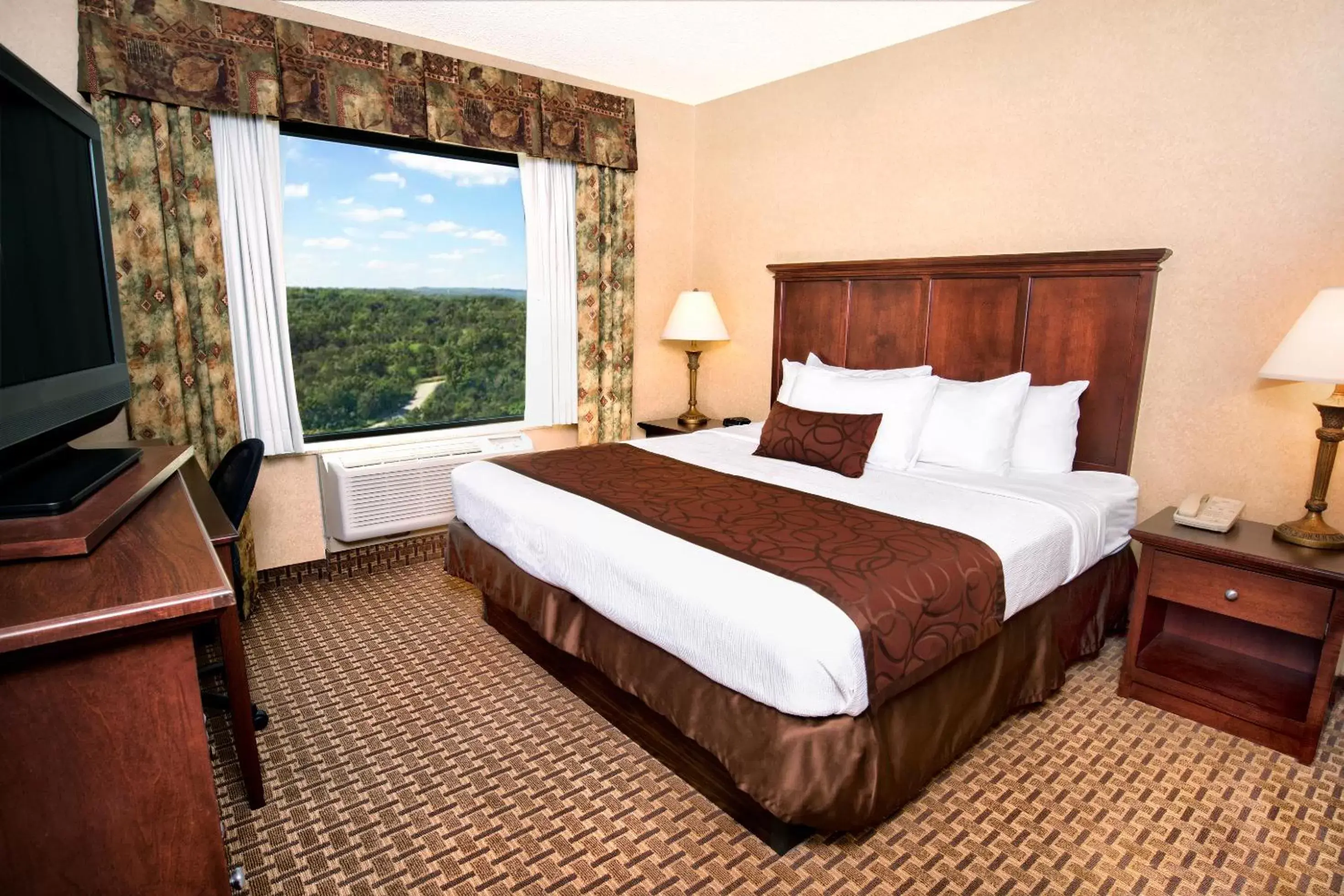 Bedroom, Bed in Grand Plaza Hotel Branson