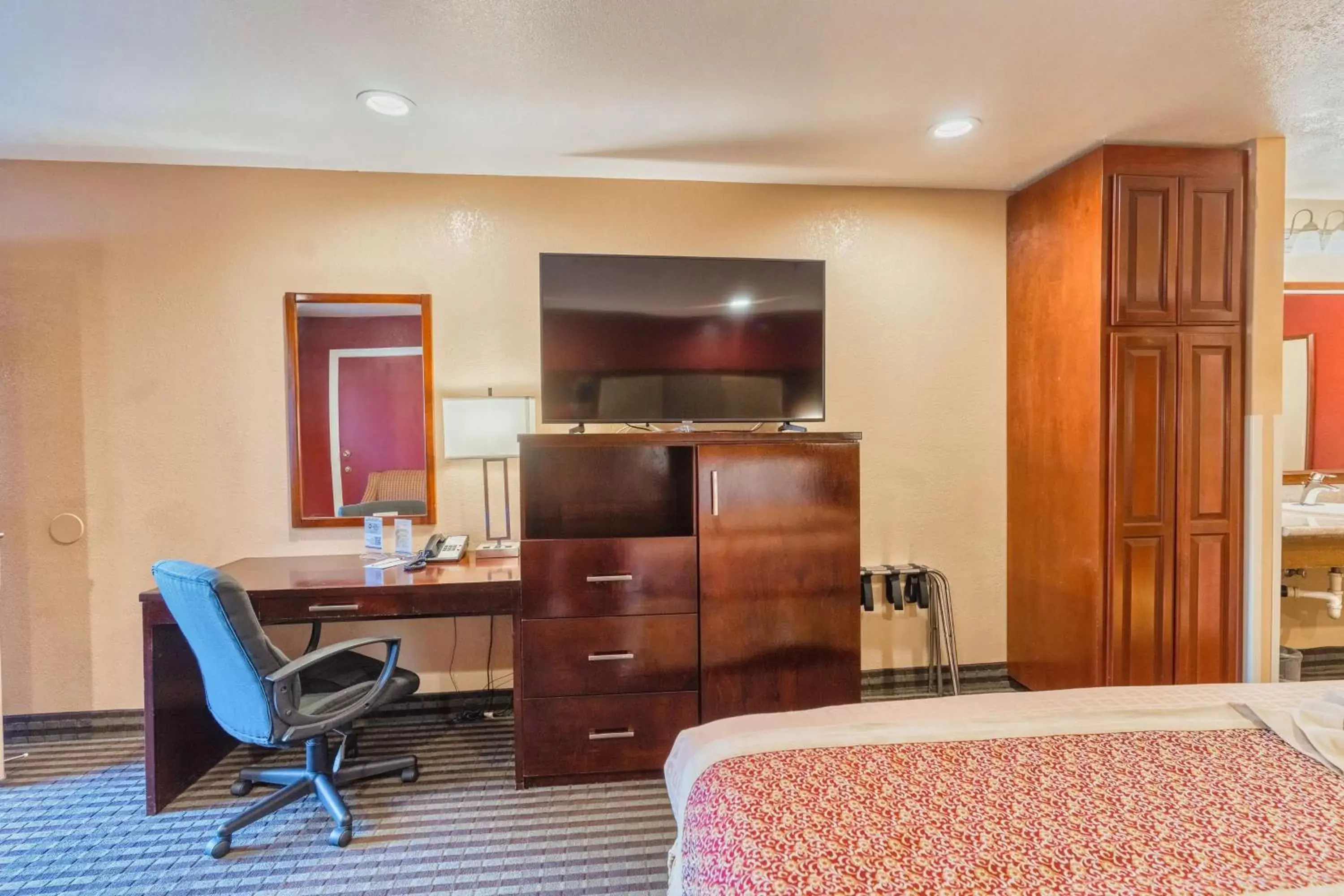 Bedroom, TV/Entertainment Center in Best Western Plus Yosemite Way Station