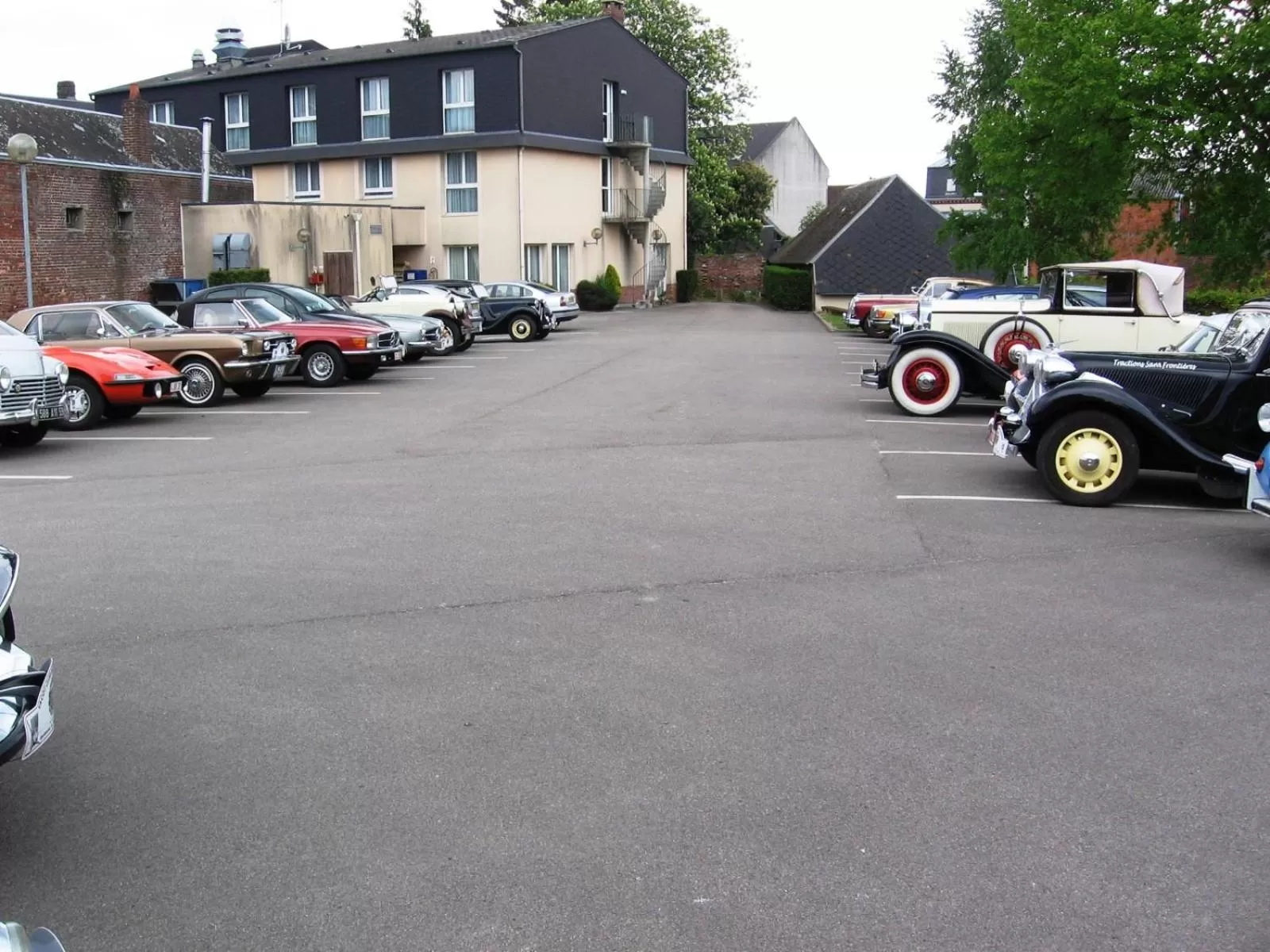 Property building in Hôtel Restaurant La Paix La Robe et le Palais