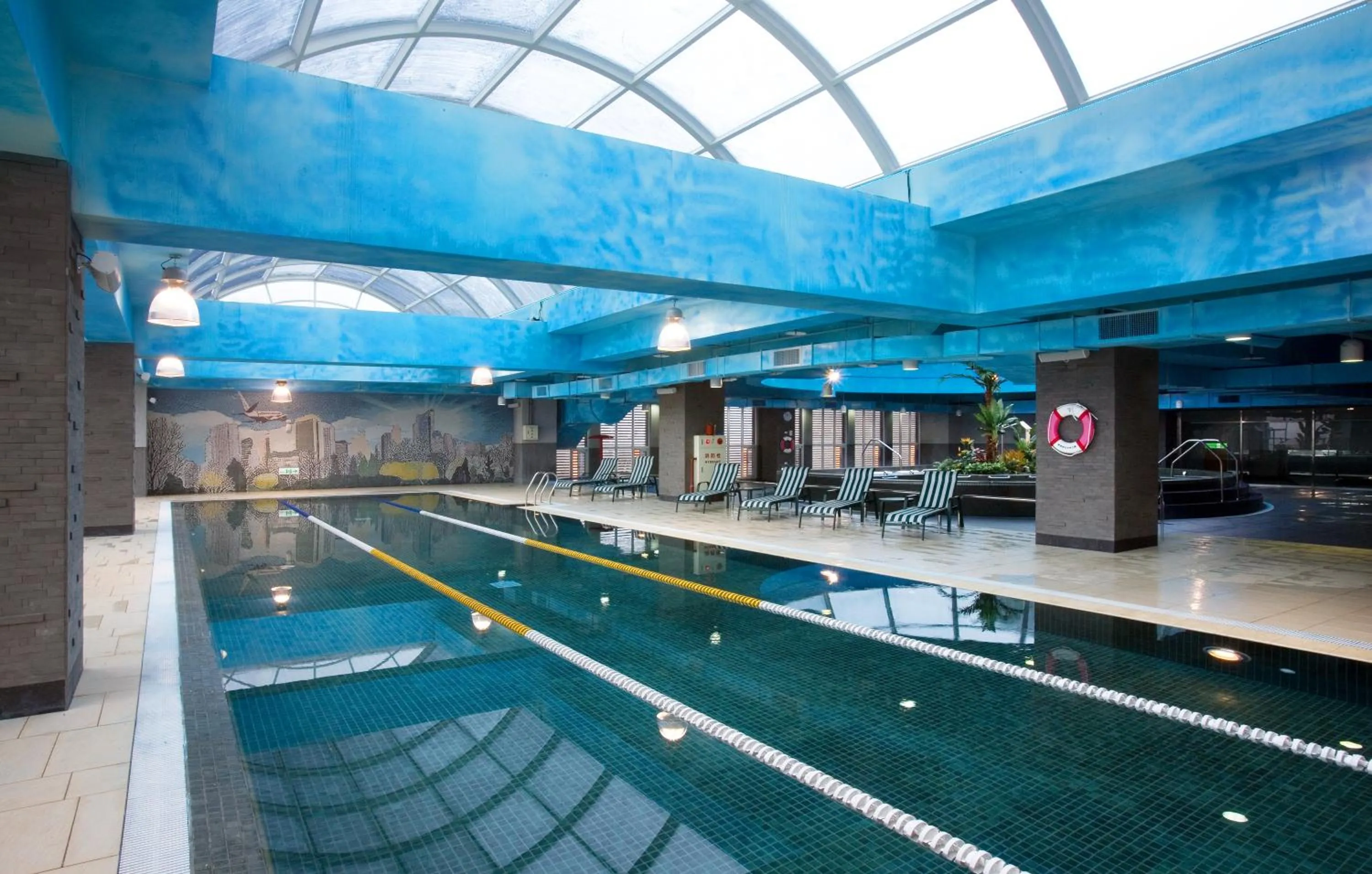 Swimming pool in Sheraton Taoyuan Hotel