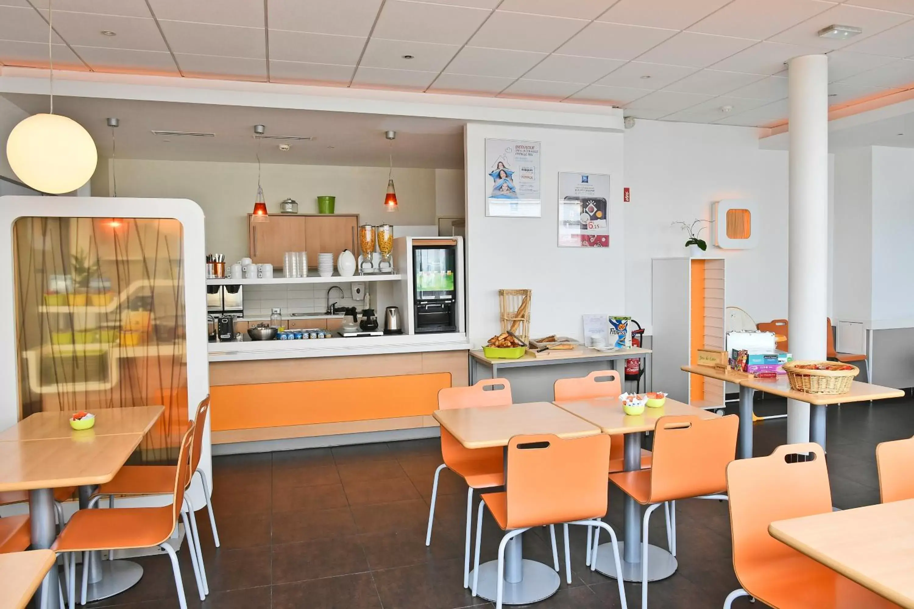 Staff, Restaurant/Places to Eat in ibis budget Saint-Quentin Centre Gare