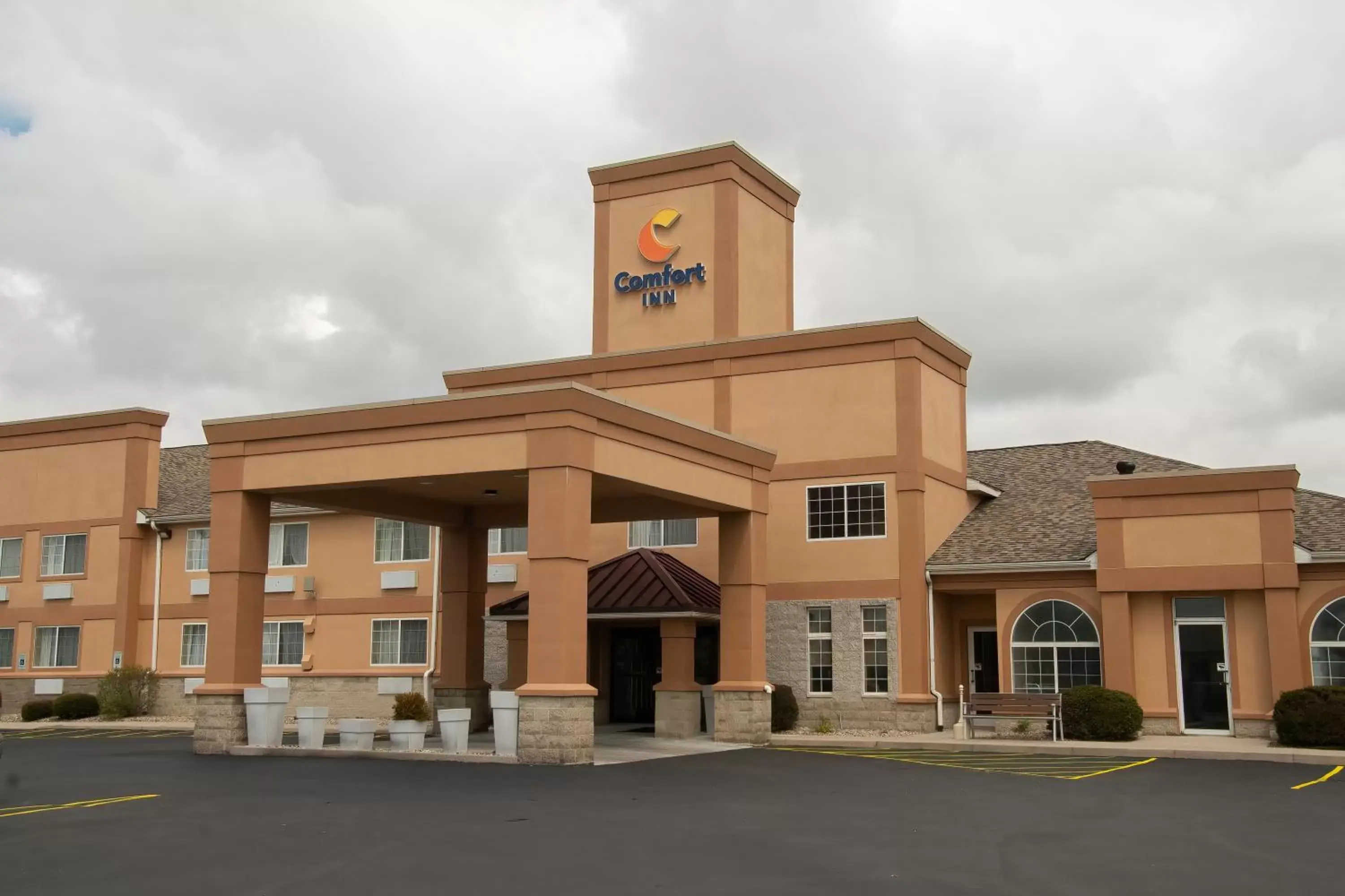 Property Building in Comfort Inn Near Ouabache State Park