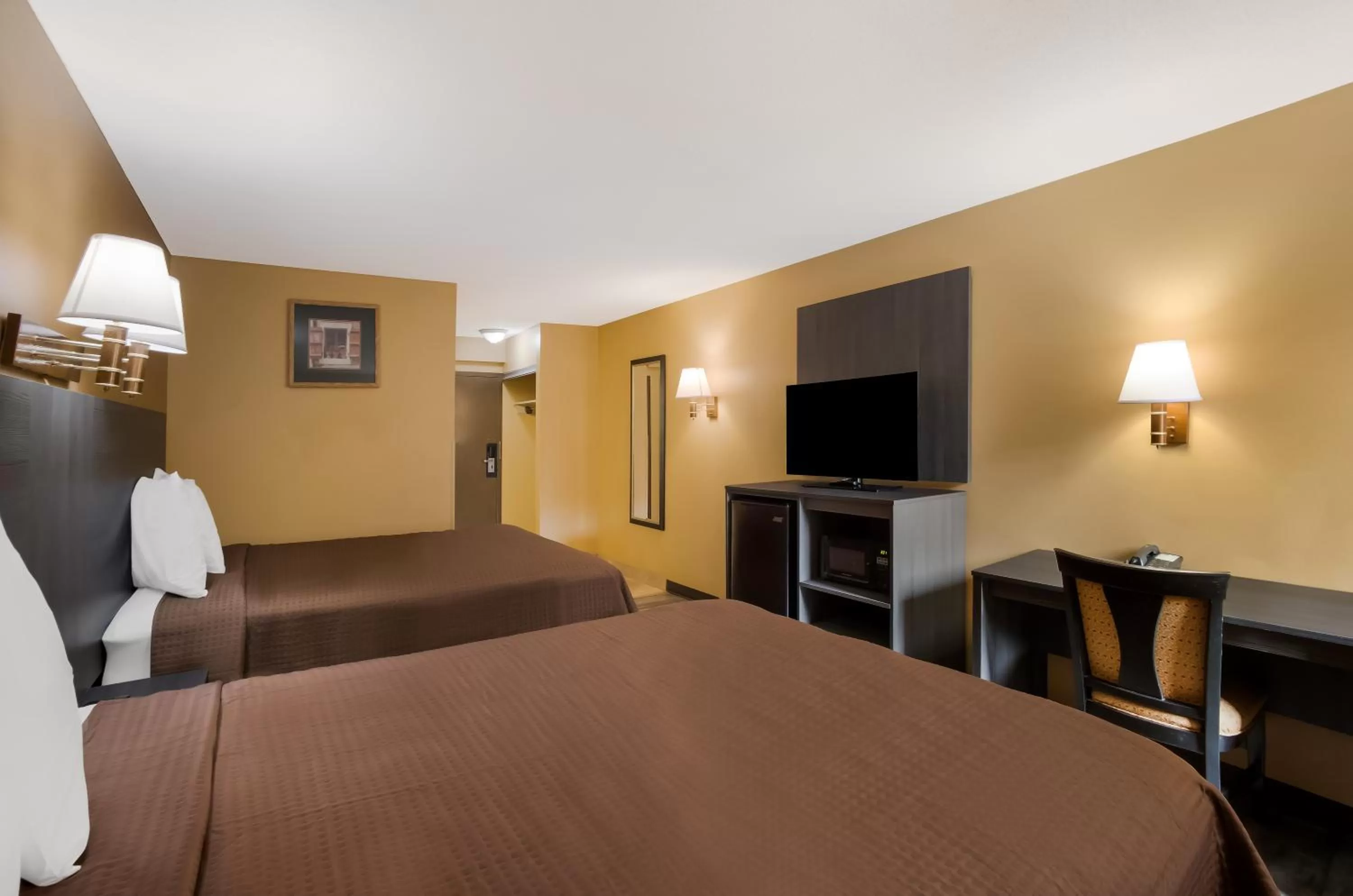 TV/Entertainment Center in Scottish Inn & Suites-Allentown