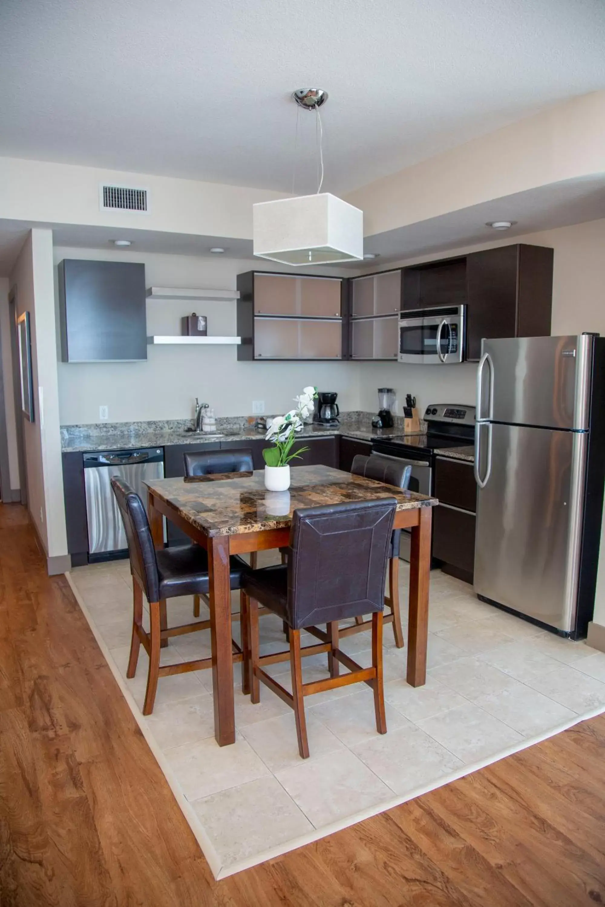 Kitchen/Kitchenette in South Beach Biloxi Hotel & Suites