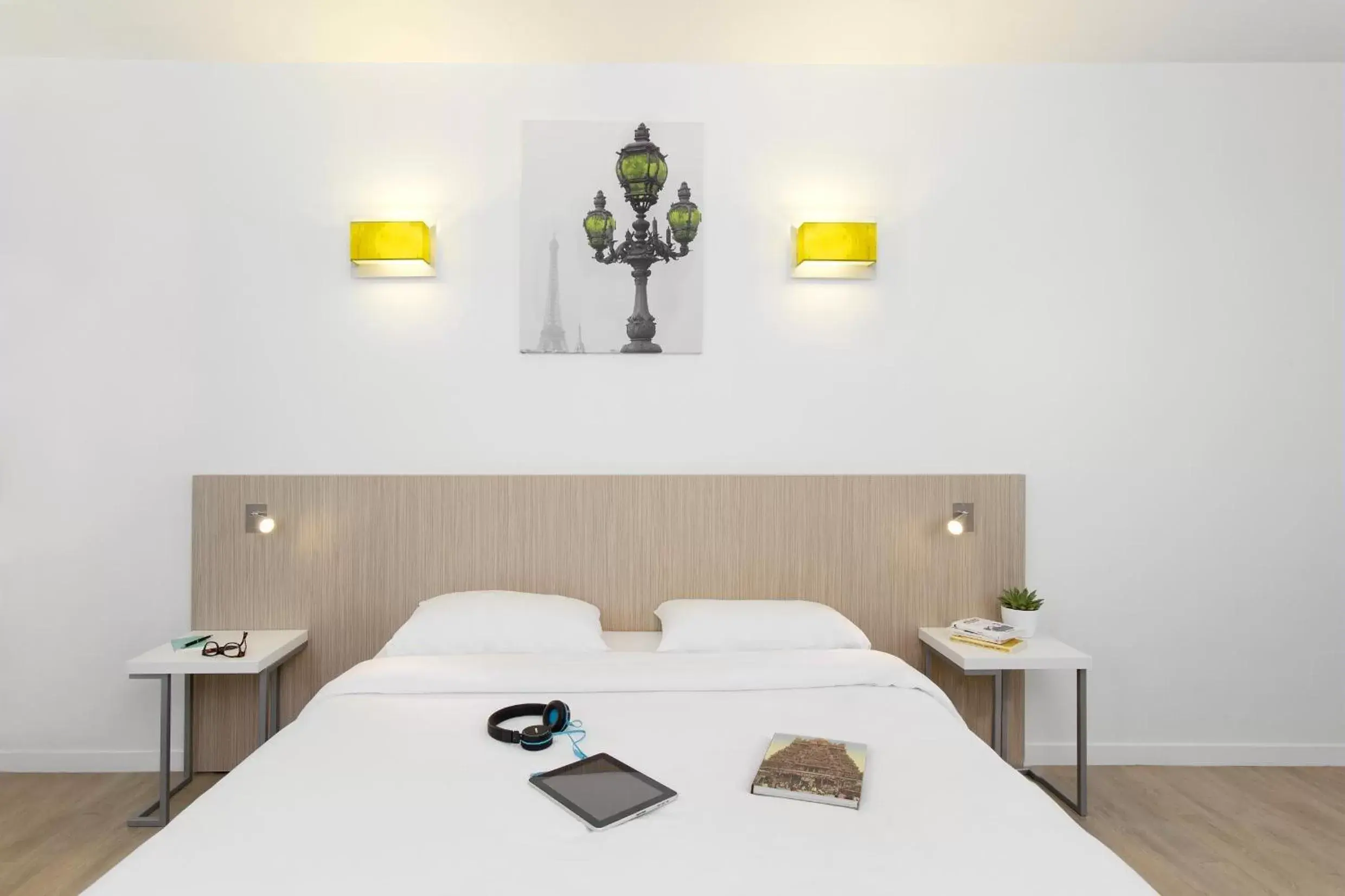 Bedroom, Bed in Aparthotel Adagio Access Paris Clichy