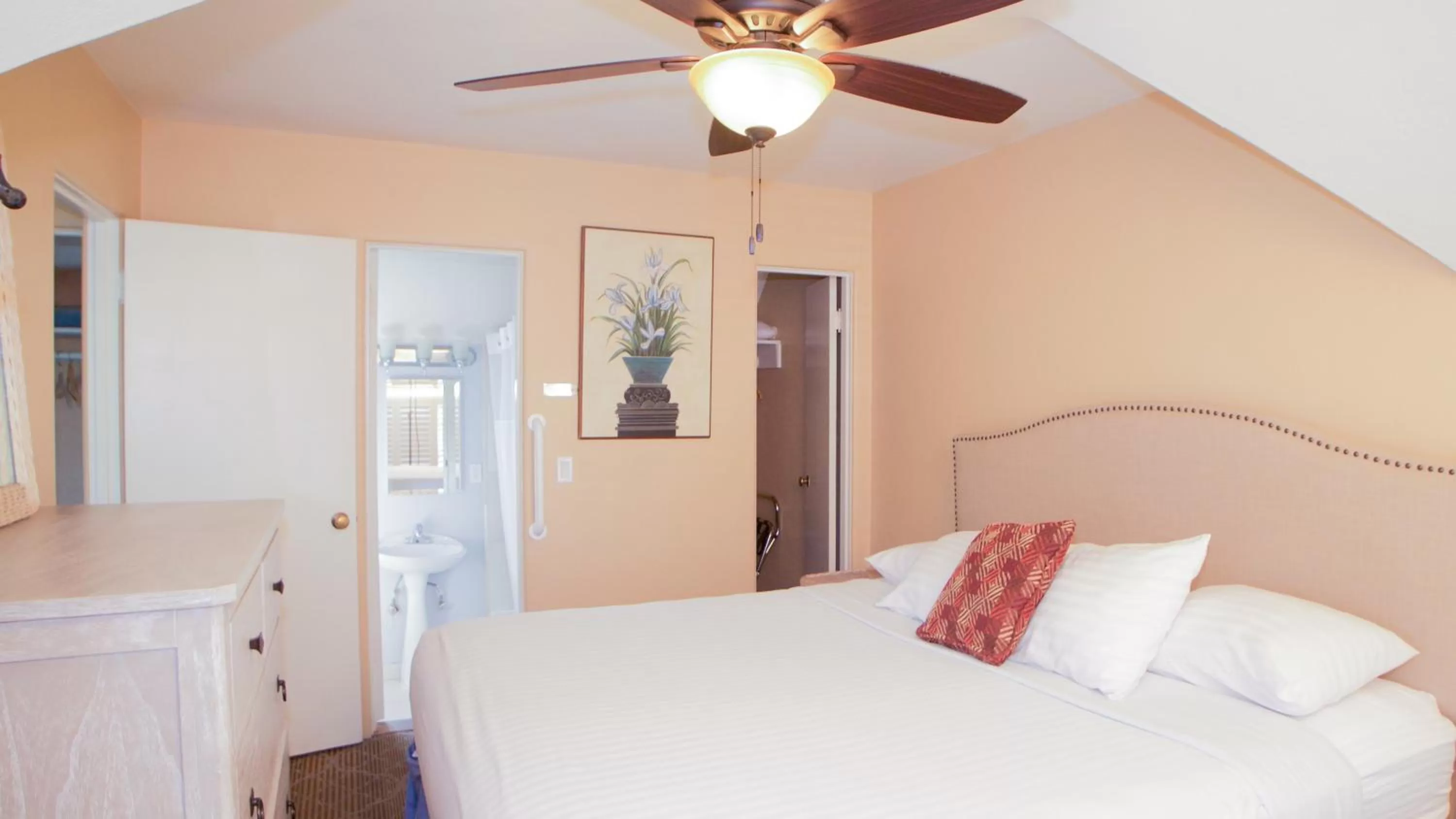 Family Room, King Bed with Sofa Bed in Casablanca Inn on The Beach