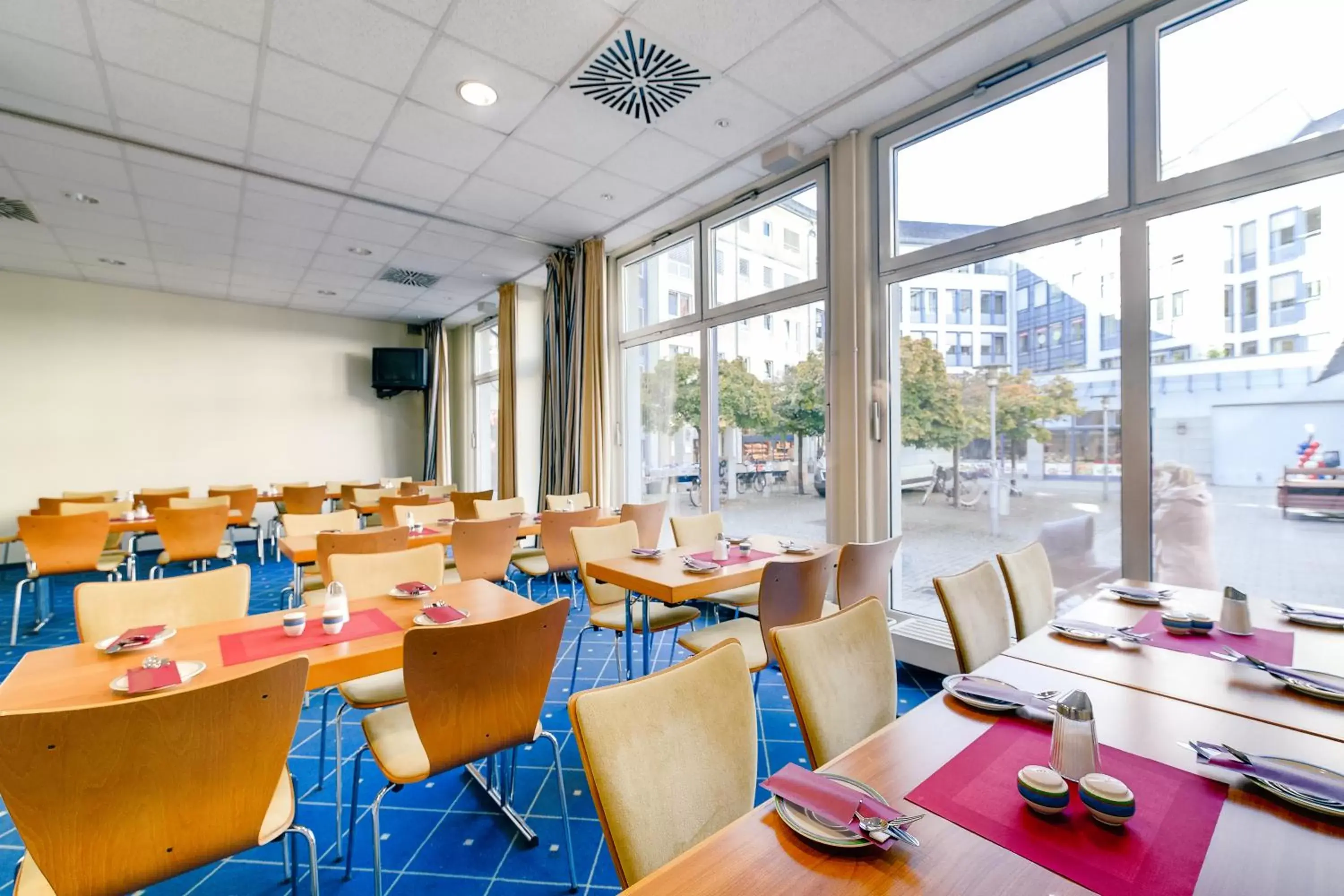 Meeting/conference room, Restaurant/Places to Eat in Hotel Leipzig City Nord by Campanile