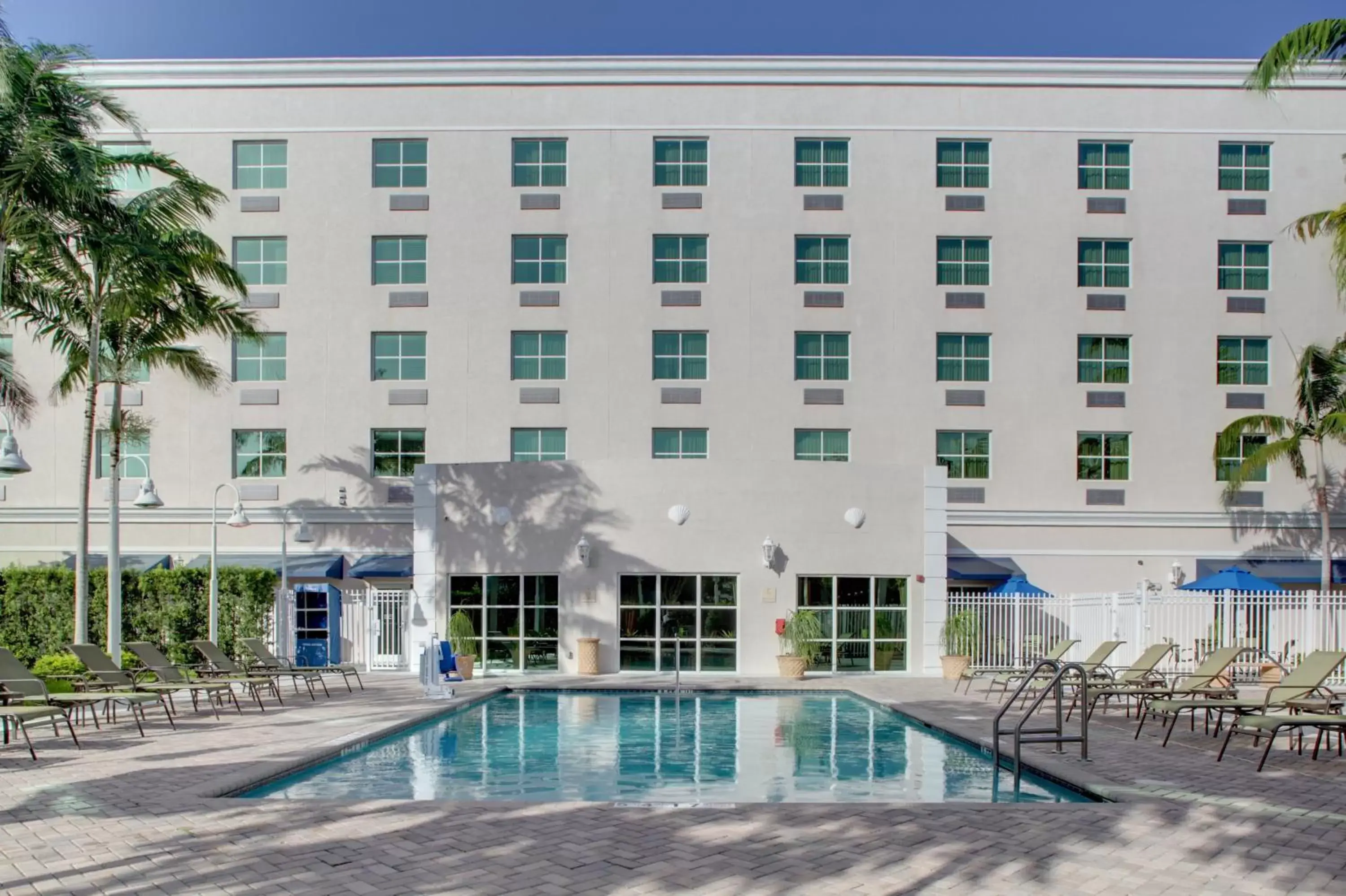 Swimming pool, Property Building in Holiday Inn Express & Suites Miami Kendall, an IHG Hotel