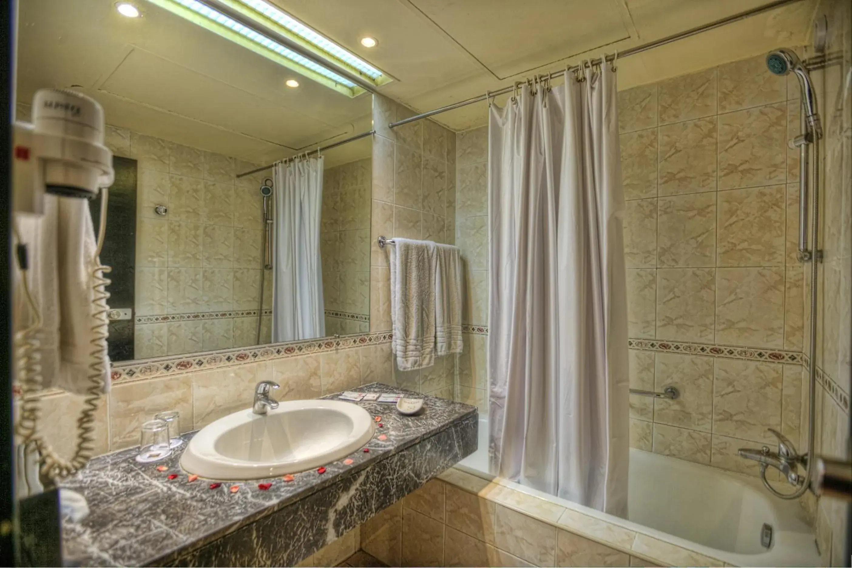 Bathroom in Hôtel Marrakech Le Semiramis