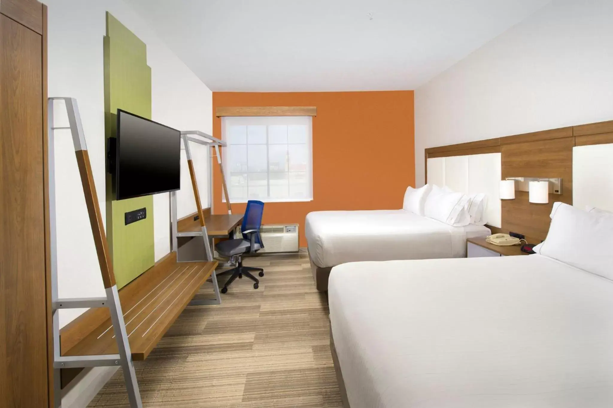 Photo of the whole room, TV/Entertainment Center in Holiday Inn Express & Suites San Antonio - Downtown Market Area, an IHG Hotel