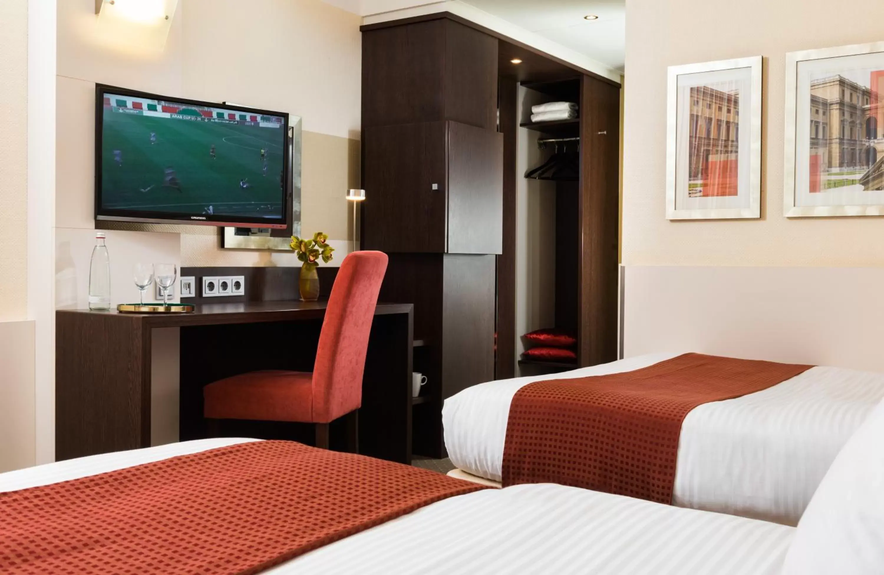 TV and multimedia, Bed in Leonardo Hotel Munich Arabellapark