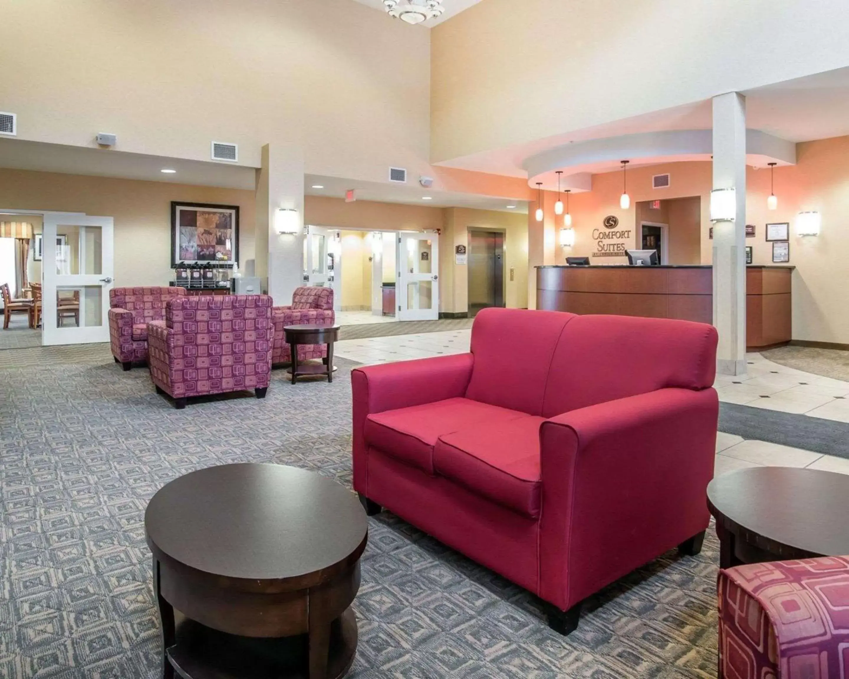 Lobby or reception, Lounge/Bar in Comfort Suites Vestal near University