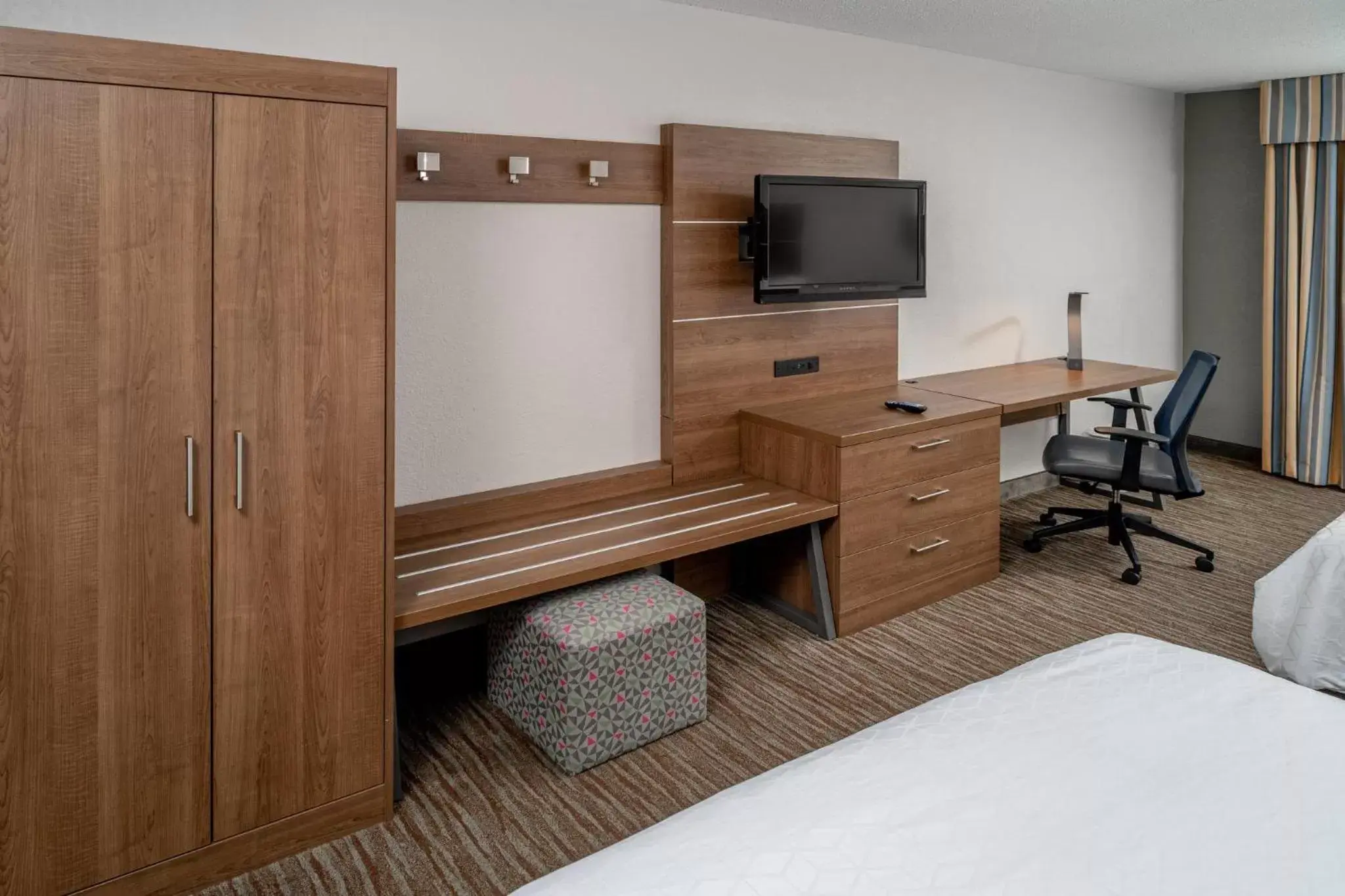 Photo of the whole room, TV/Entertainment Center in Holiday Inn Express and Suites Pikeville, an IHG Hotel