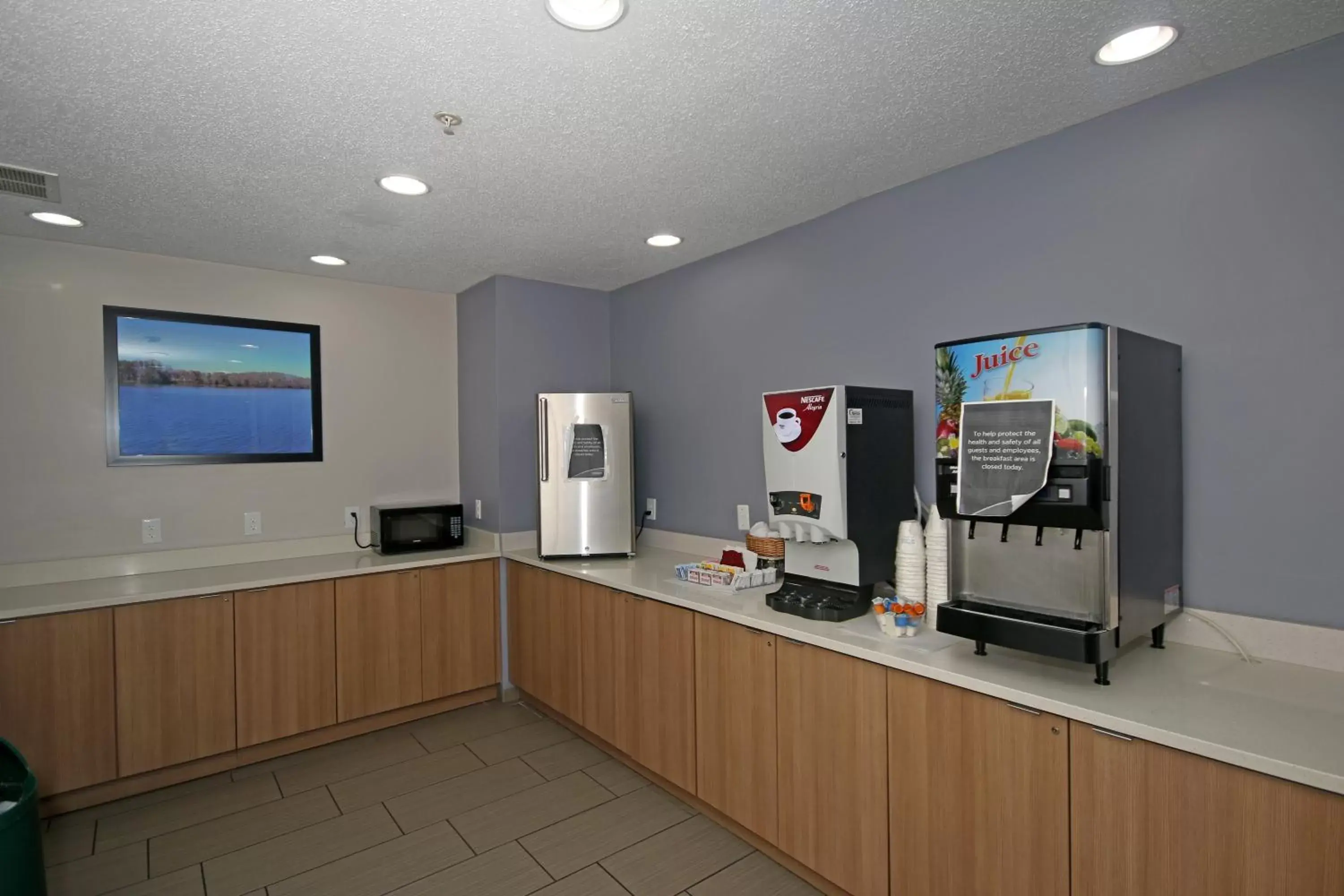 Kitchen/Kitchenette in Microtel Inn by Wyndham Greensboro