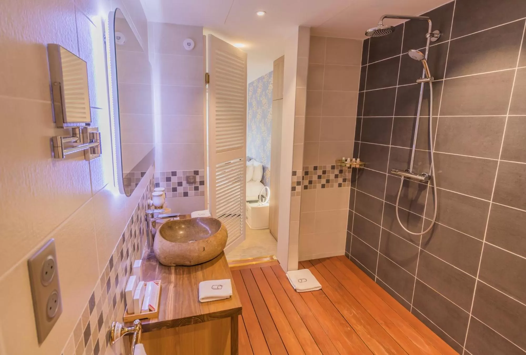 Shower, Bathroom in Hotel des Quinconces Bordeaux Centre