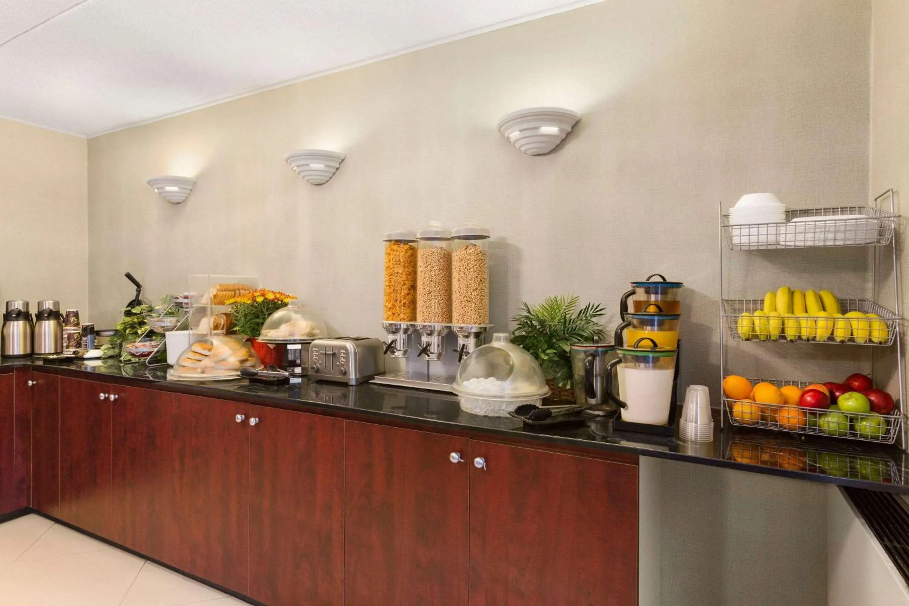 Restaurant/places to eat in Travelodge by Wyndham Owen Sound ON