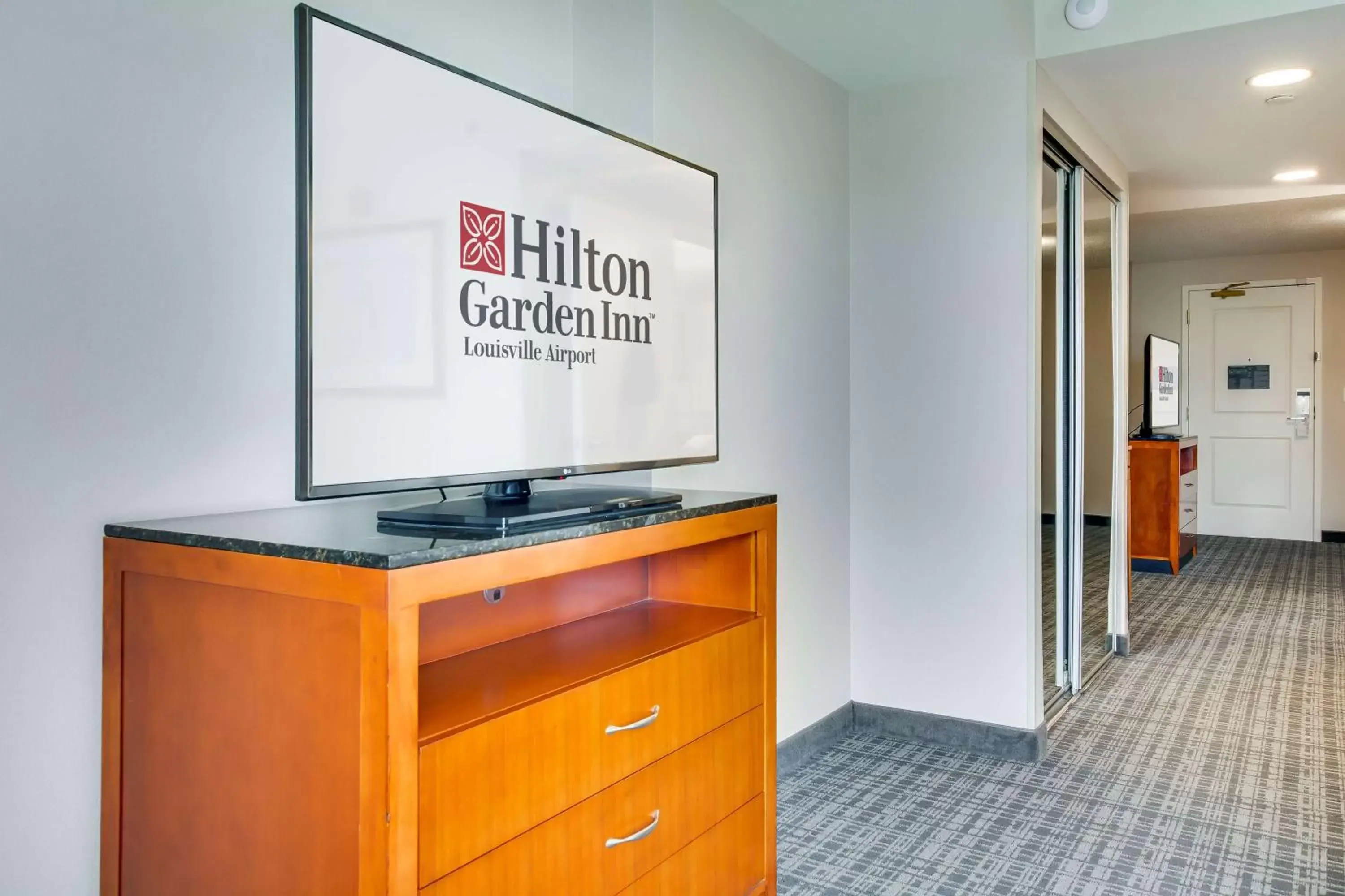 Bedroom, TV/Entertainment Center in Hilton Garden Inn Louisville Airport