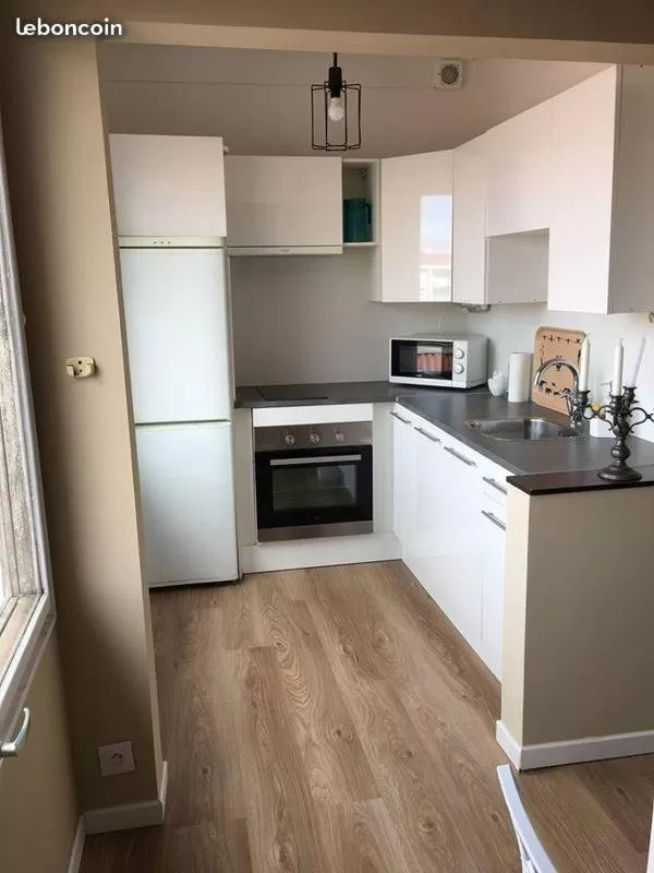 Coffee/tea facilities, Kitchen/Kitchenette in Le Patio Père Pigne Guestroom