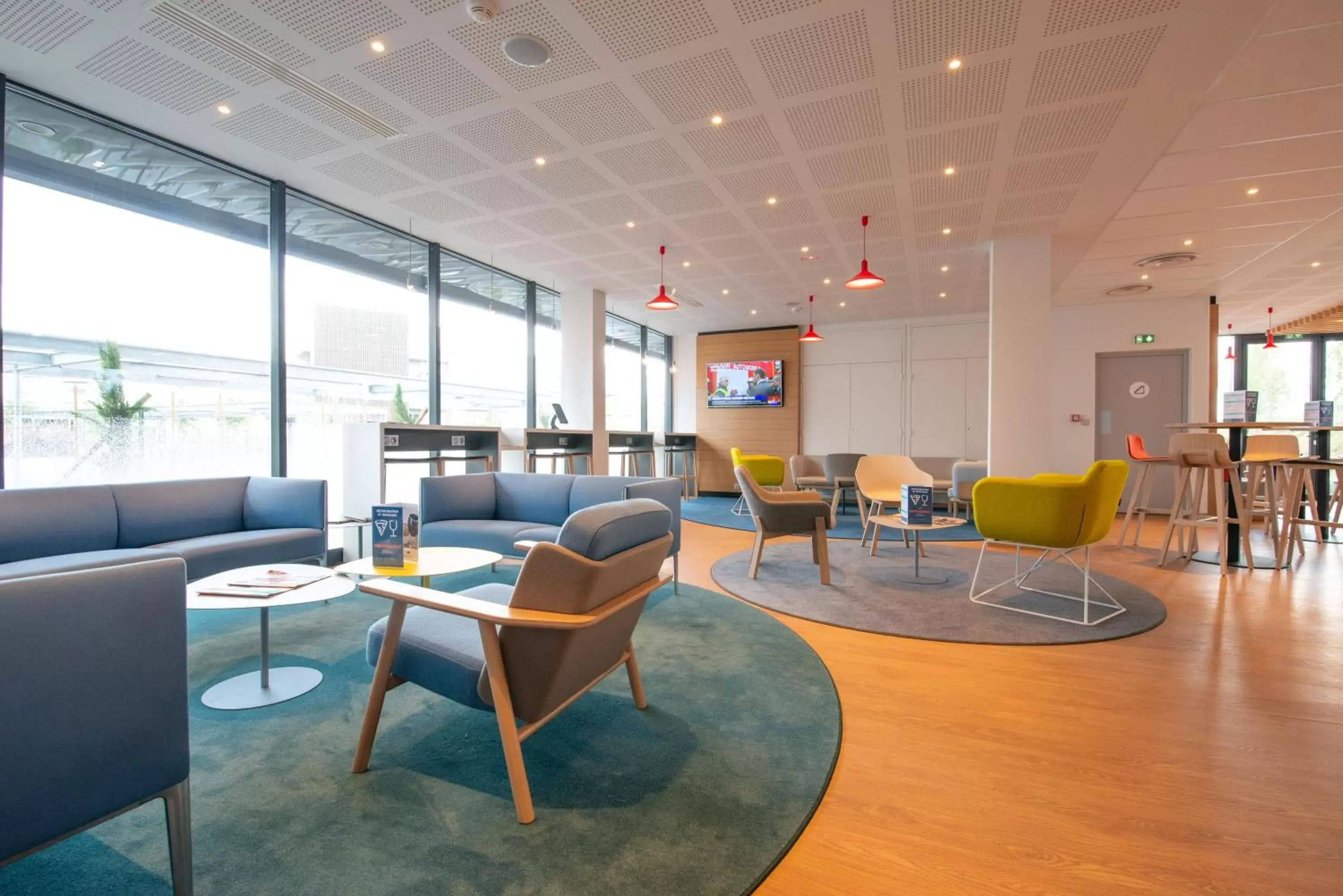 Meeting/conference room, Lounge/Bar in Holiday Inn Express - Bordeaux - Lormont, an IHG Hotel