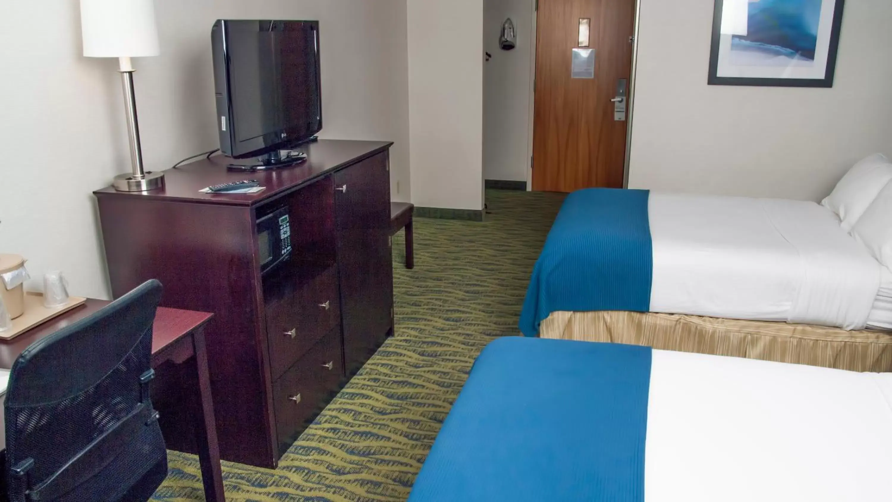 Photo of the whole room, TV/Entertainment Center in Holiday Inn Express York, an IHG Hotel