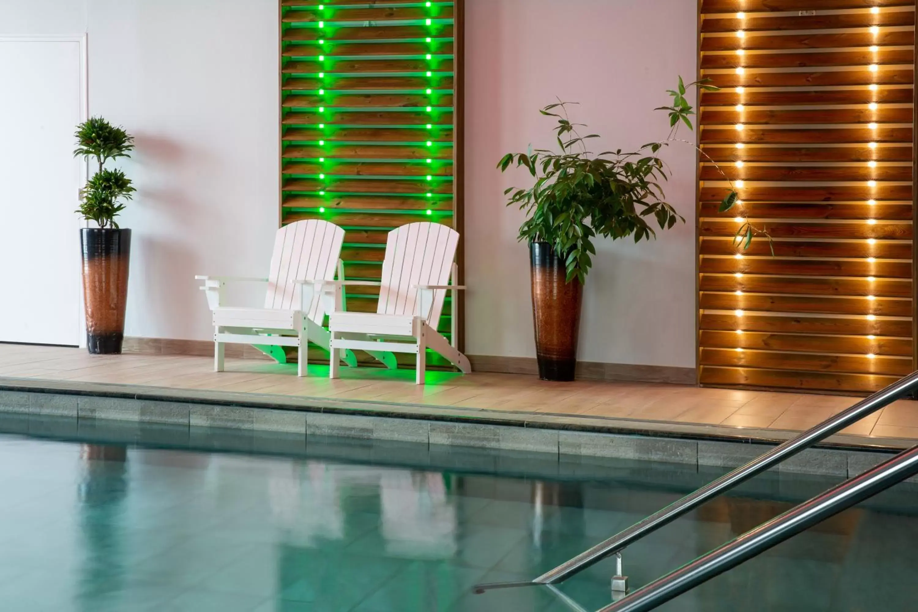 Swimming Pool in Best Western Hotel & SPA Pau Lescar Aeroport