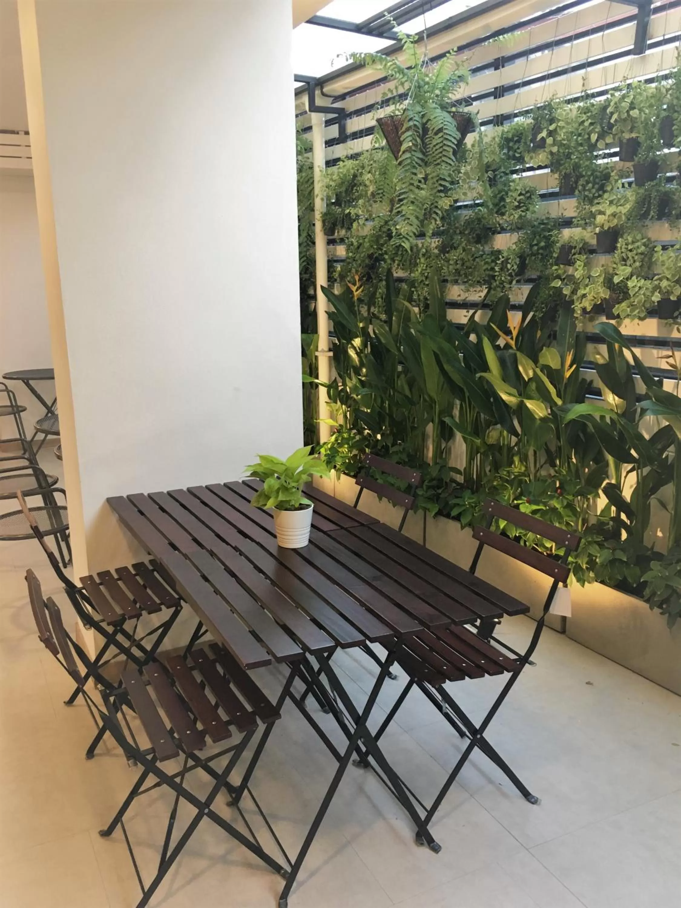 Seating area in Bangkok Saran Poshtel