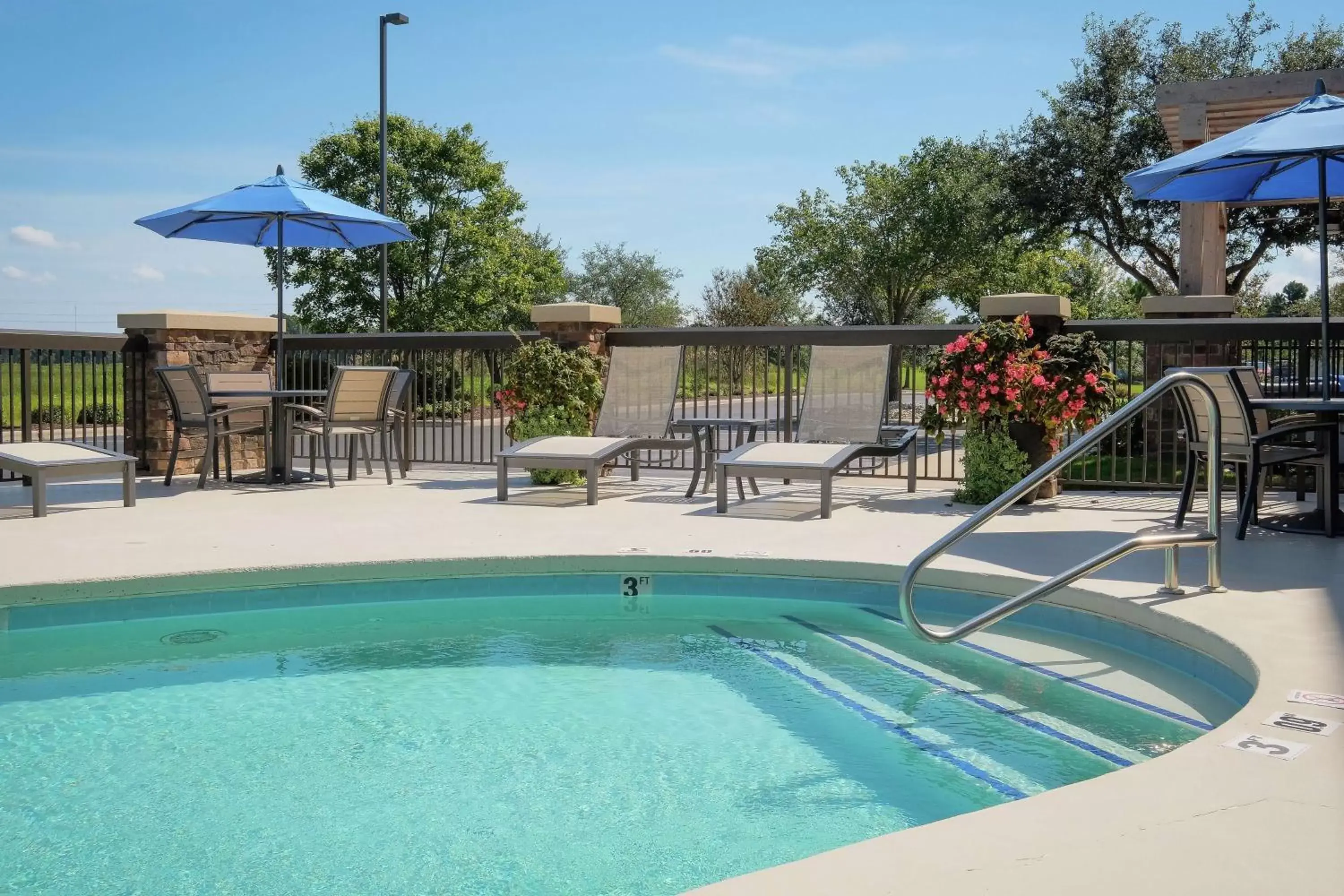 Property building, Swimming Pool in Hampton Inn Edenton