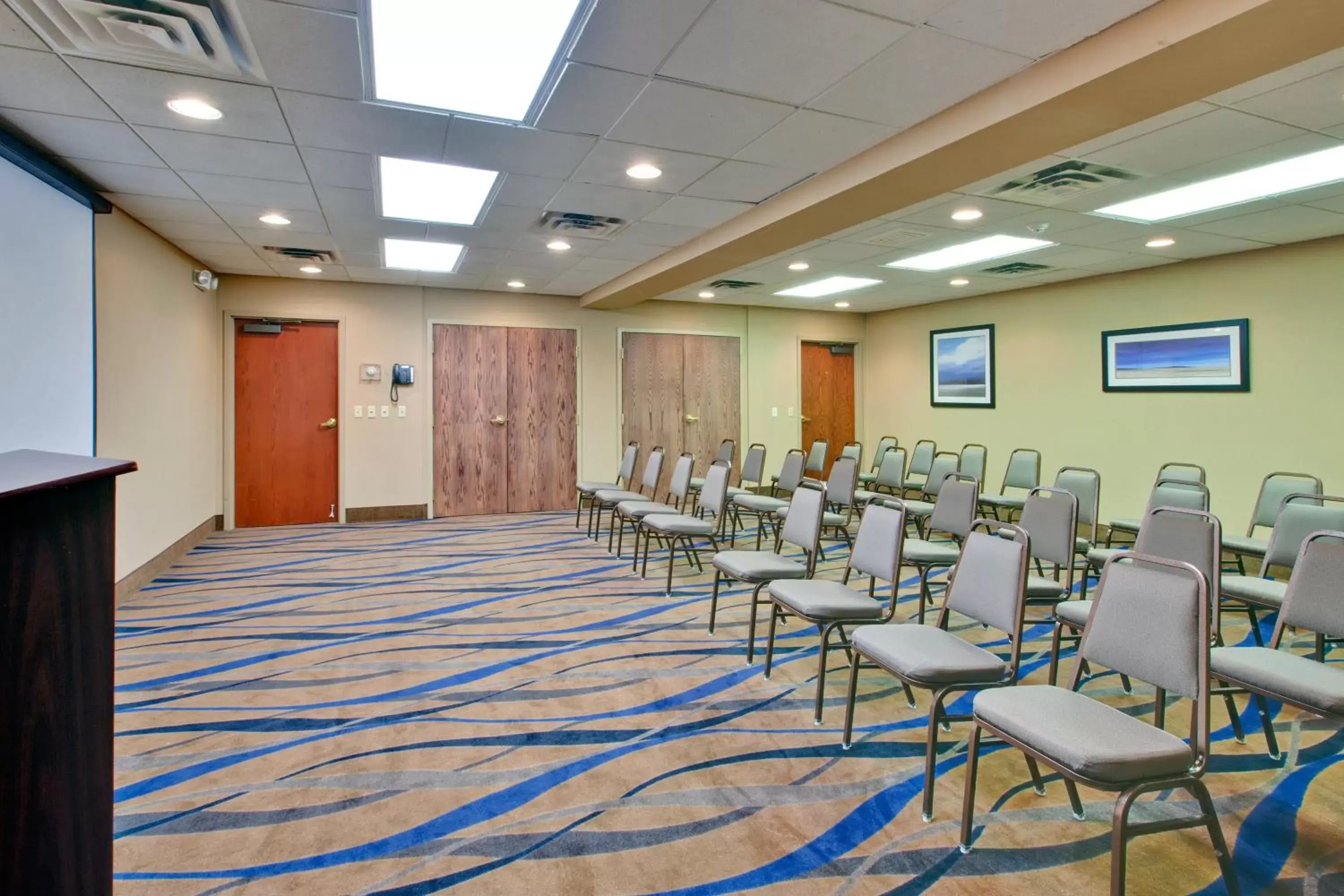 Meeting/conference room in Holiday Inn Express Sault Ste Marie, an IHG Hotel