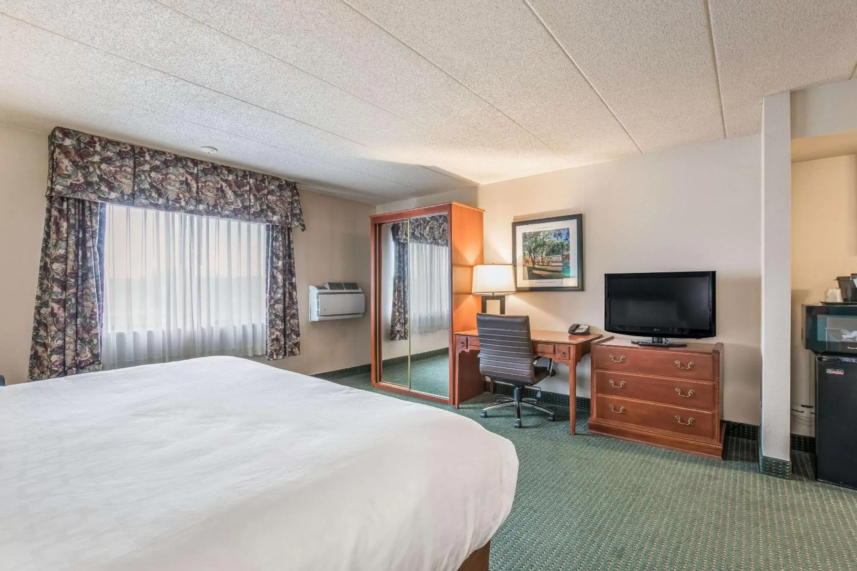 Photo of the whole room, Room Photo in Clarion Hotel and Convention Center Baraboo