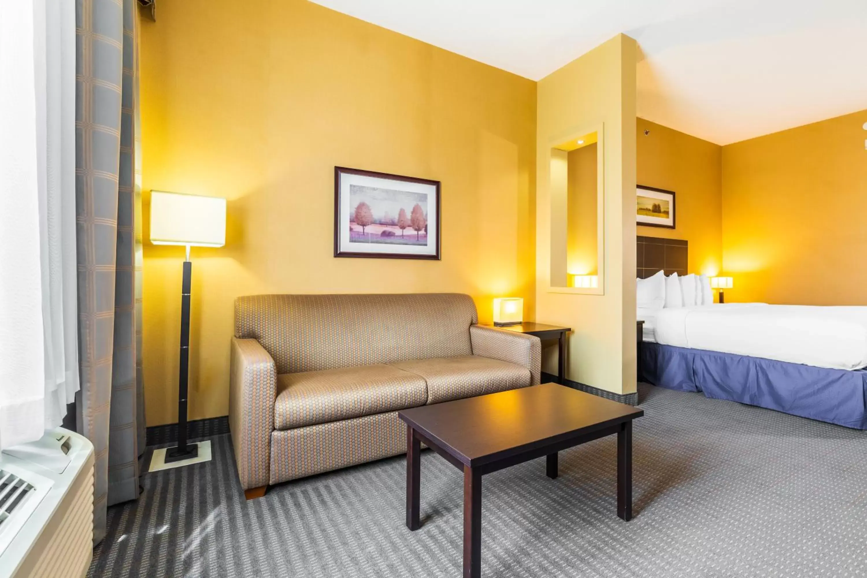 Bed, Seating Area in Quality Inn & Suites Victoriaville