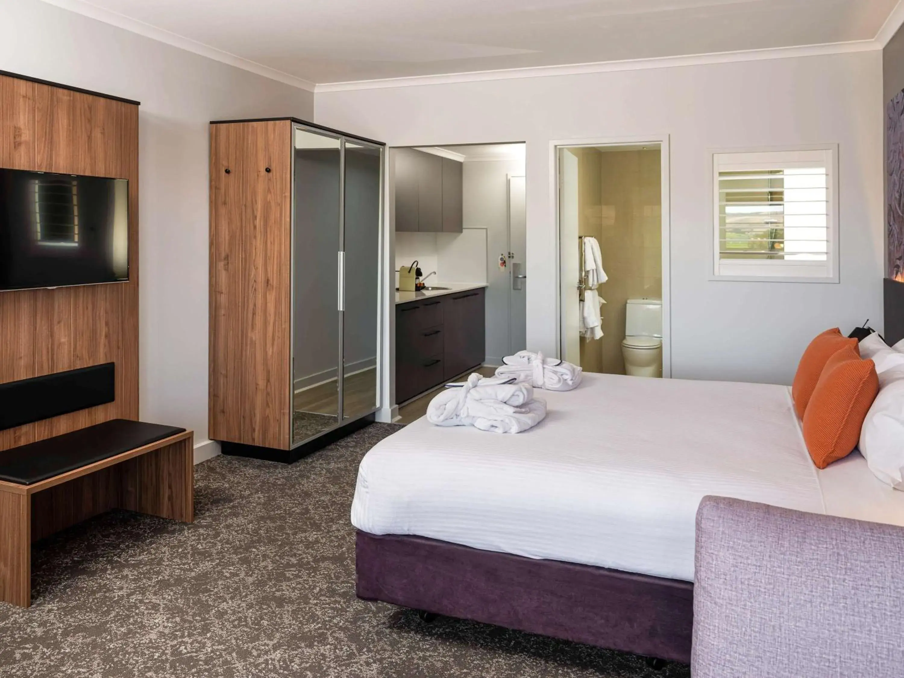 Photo of the whole room, Bed in Novotel Barossa Valley Resort