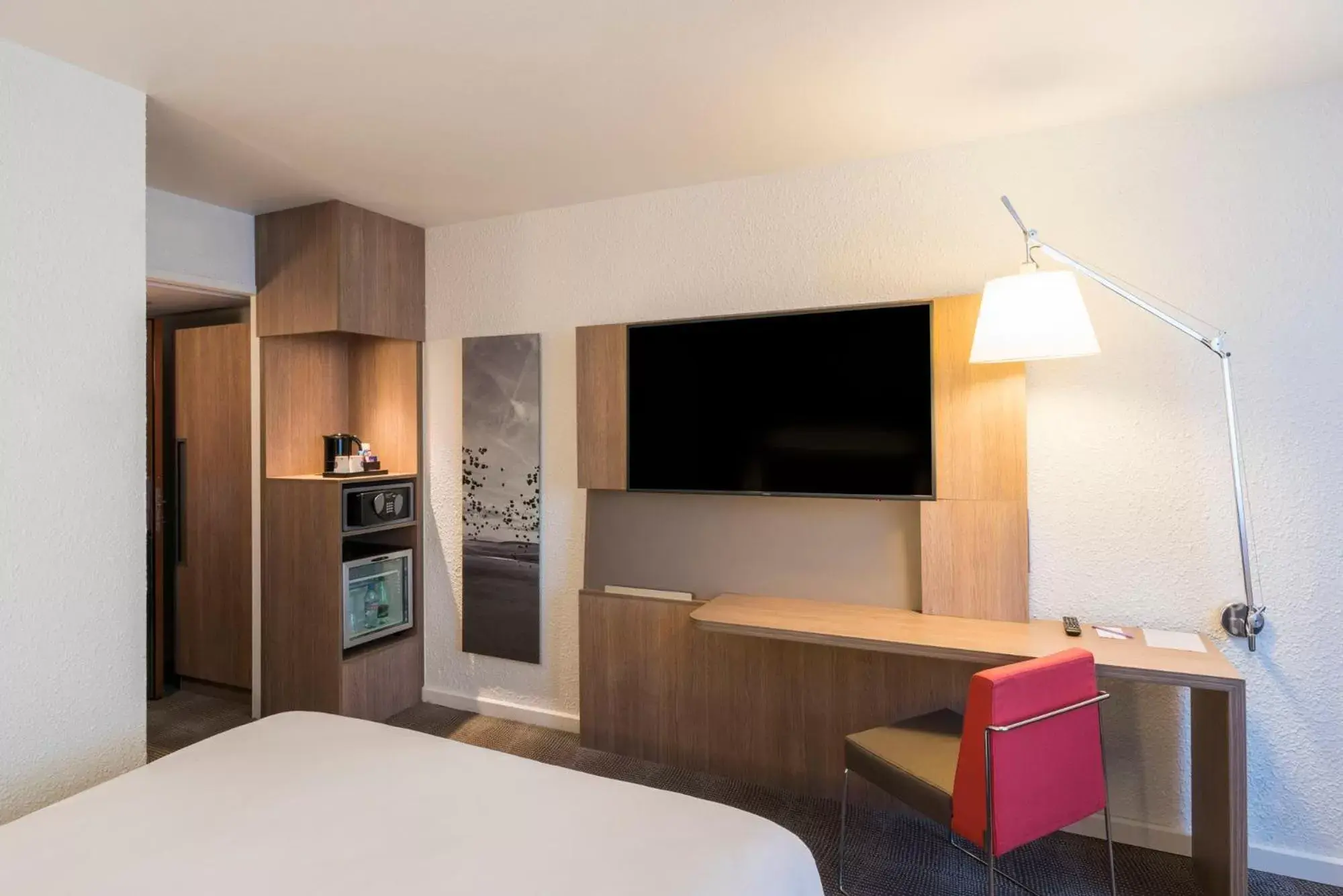 Bedroom, TV/Entertainment Center in Novotel Lyon Bron Eurexpo