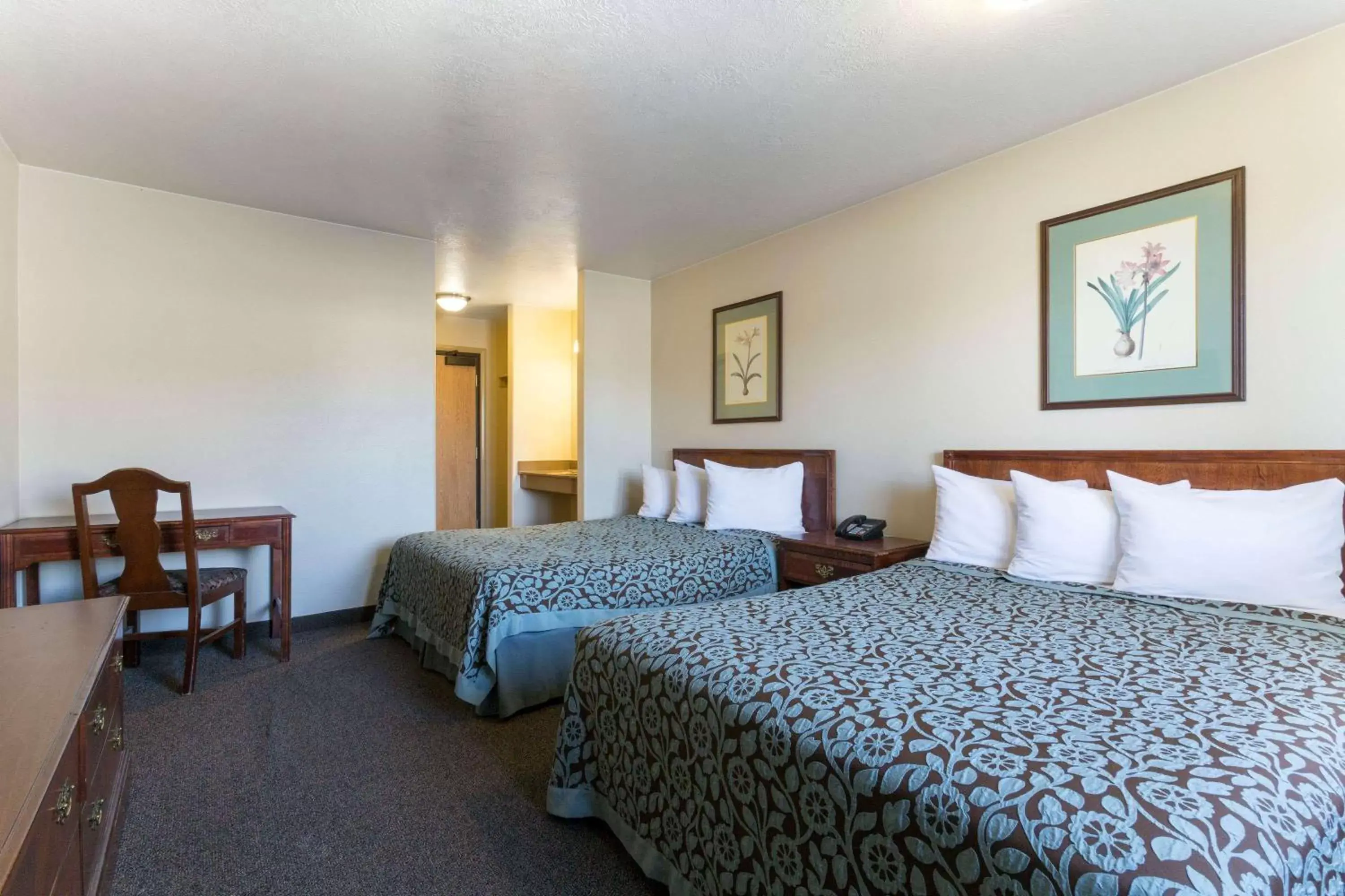 Photo of the whole room, Bed in Days Inn by Wyndham Beaver