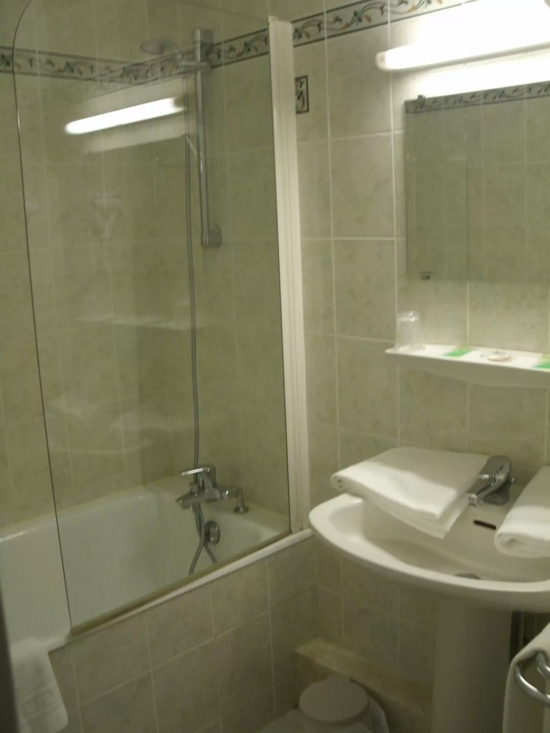 Bathroom in Cit'Hotel Saint Jacques