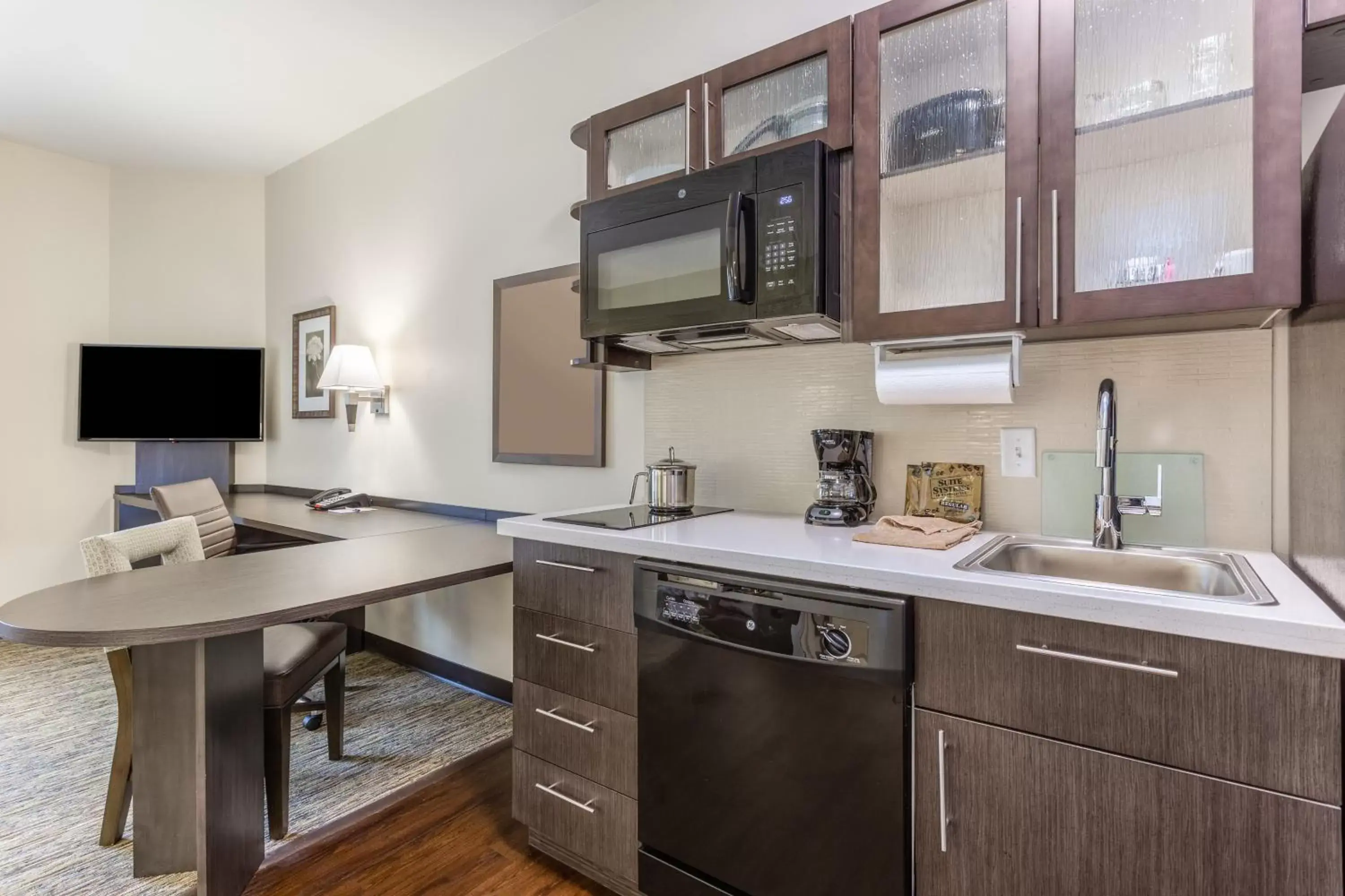 Photo of the whole room, Kitchen/Kitchenette in Candlewood Suites - Davenport, an IHG Hotel