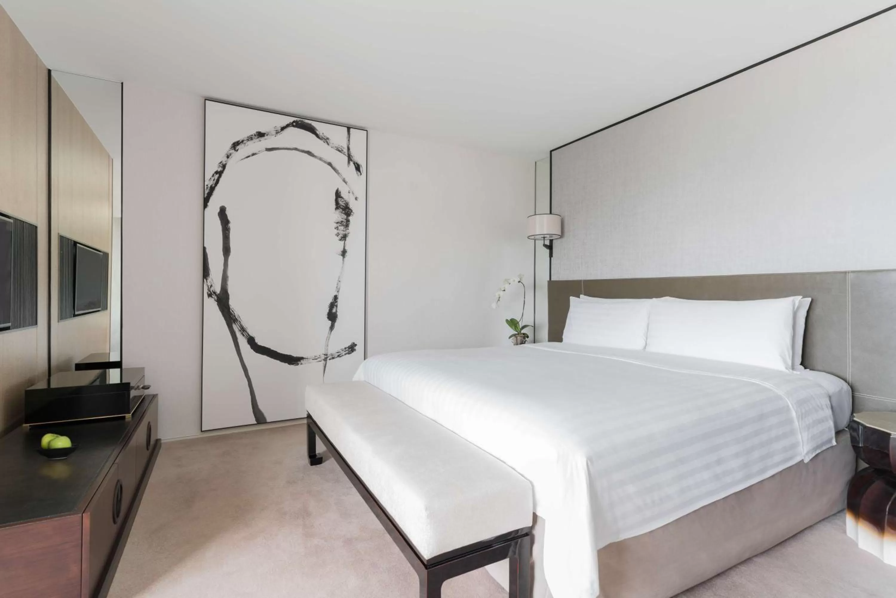 Photo of the whole room, Bed in Shangri-La Singapore