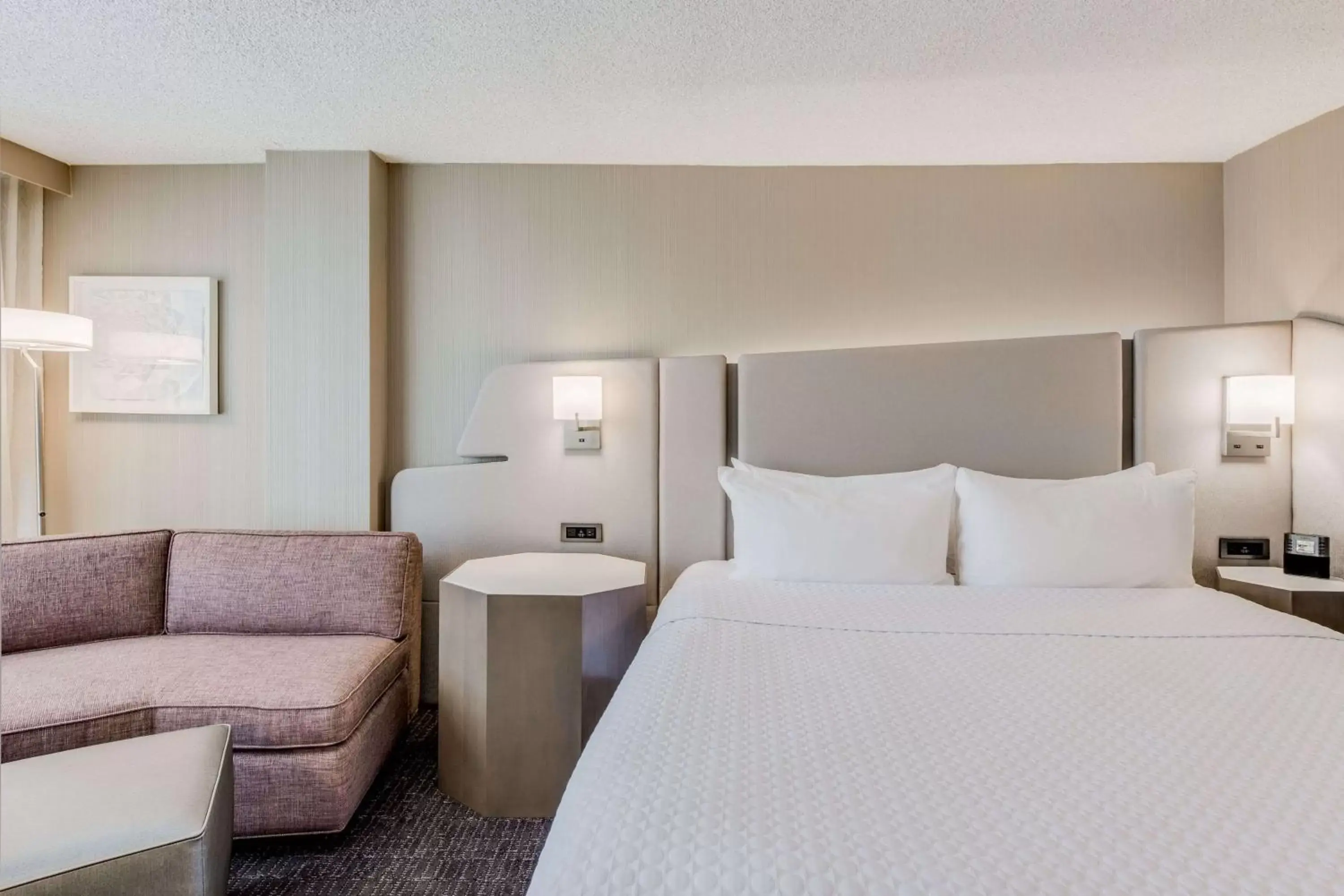 Photo of the whole room, Bed in Sonesta Denver Downtown