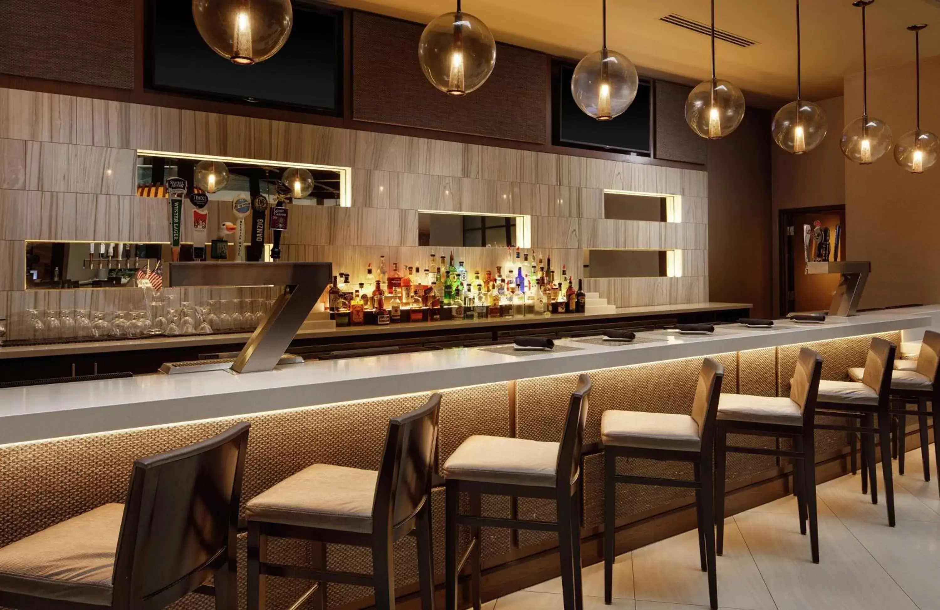Lounge or bar, Restaurant/Places to Eat in Embassy Suites by Hilton Crystal City National Airport
