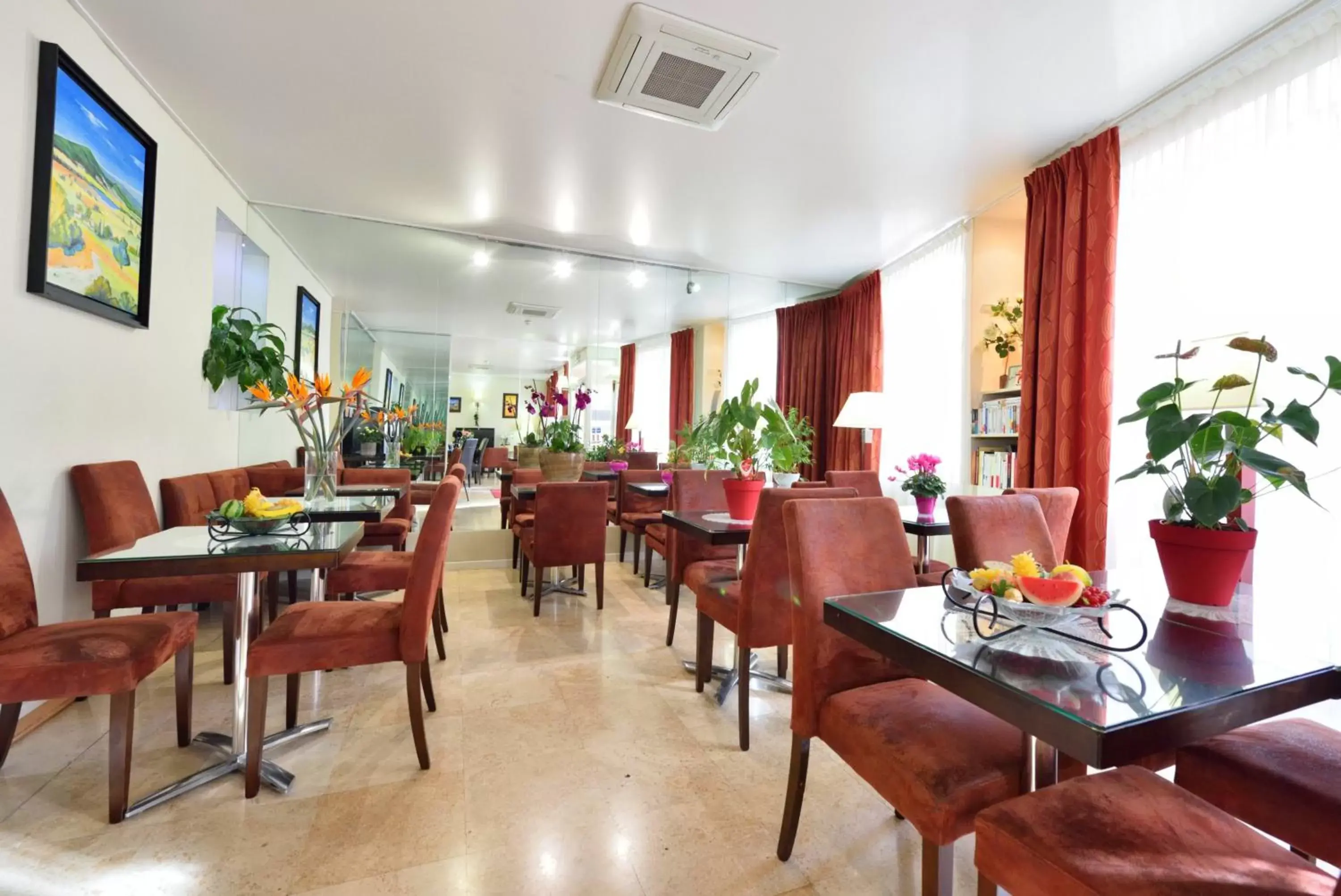 Communal lounge/ TV room, Restaurant/Places to Eat in Hotel Capitole