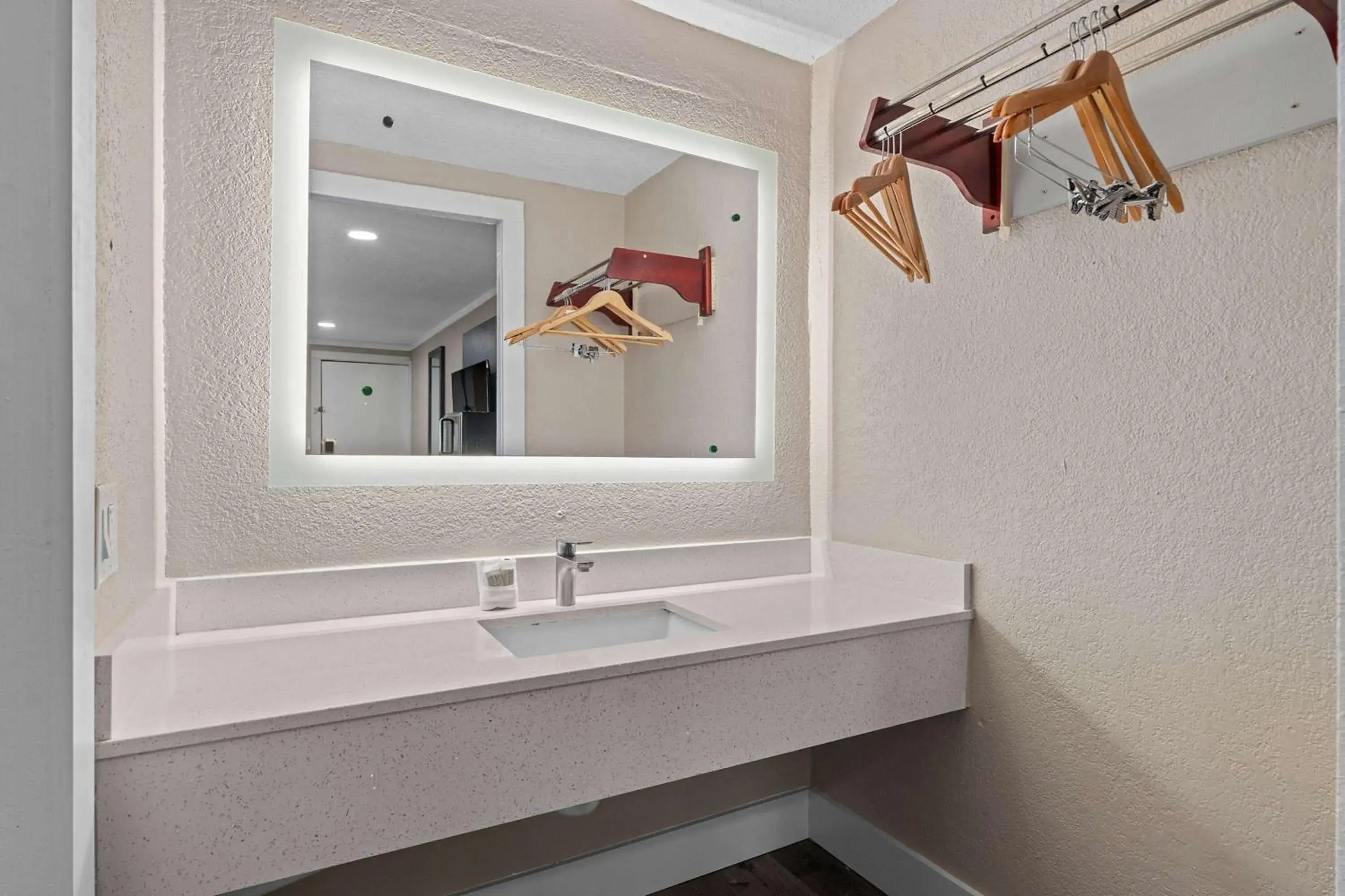 TV and multimedia, Bathroom in Super 8 by Wyndham Kissimmee-Orlando