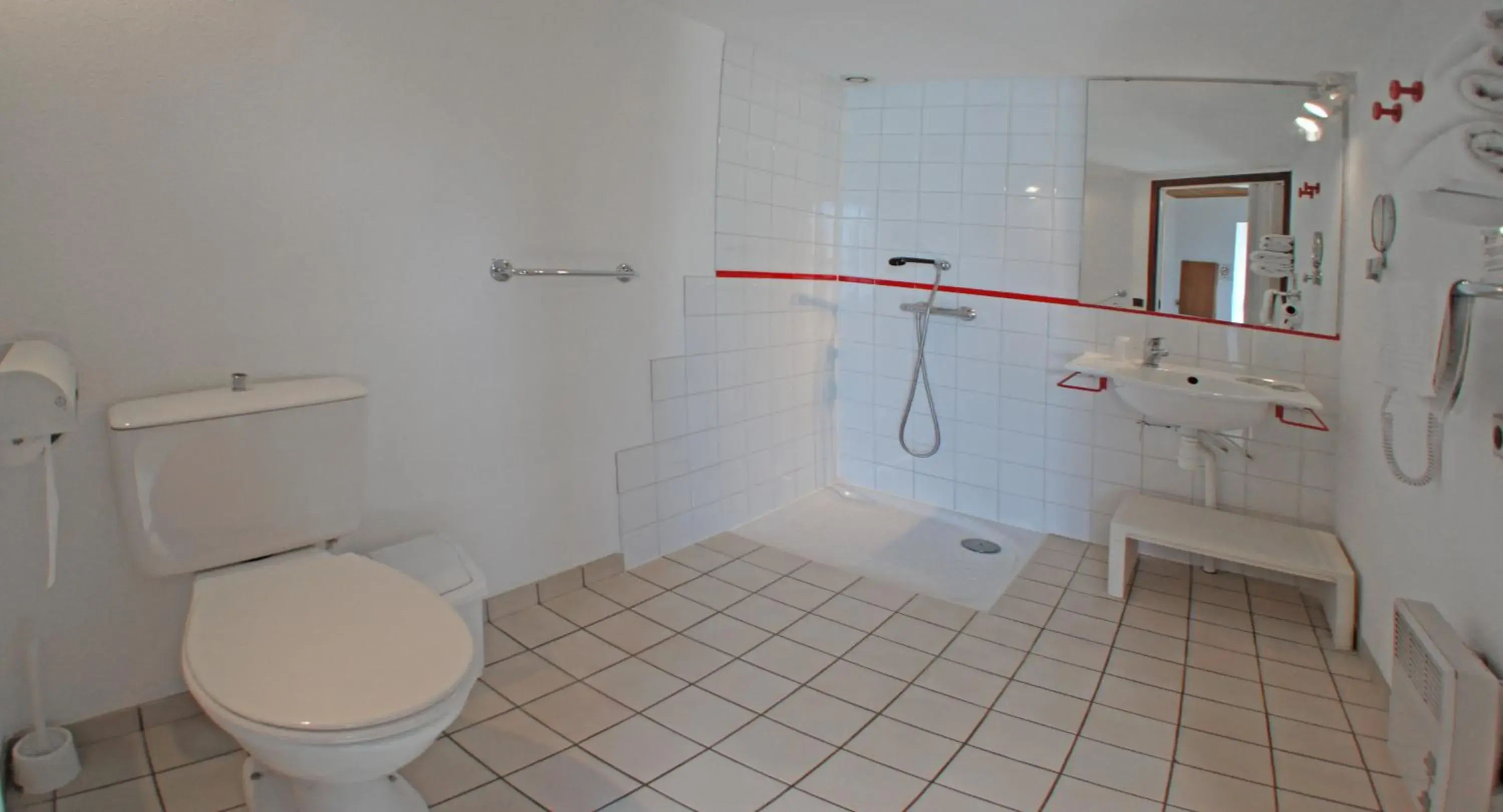 Bathroom in Hôtel de la baie de Paimpol