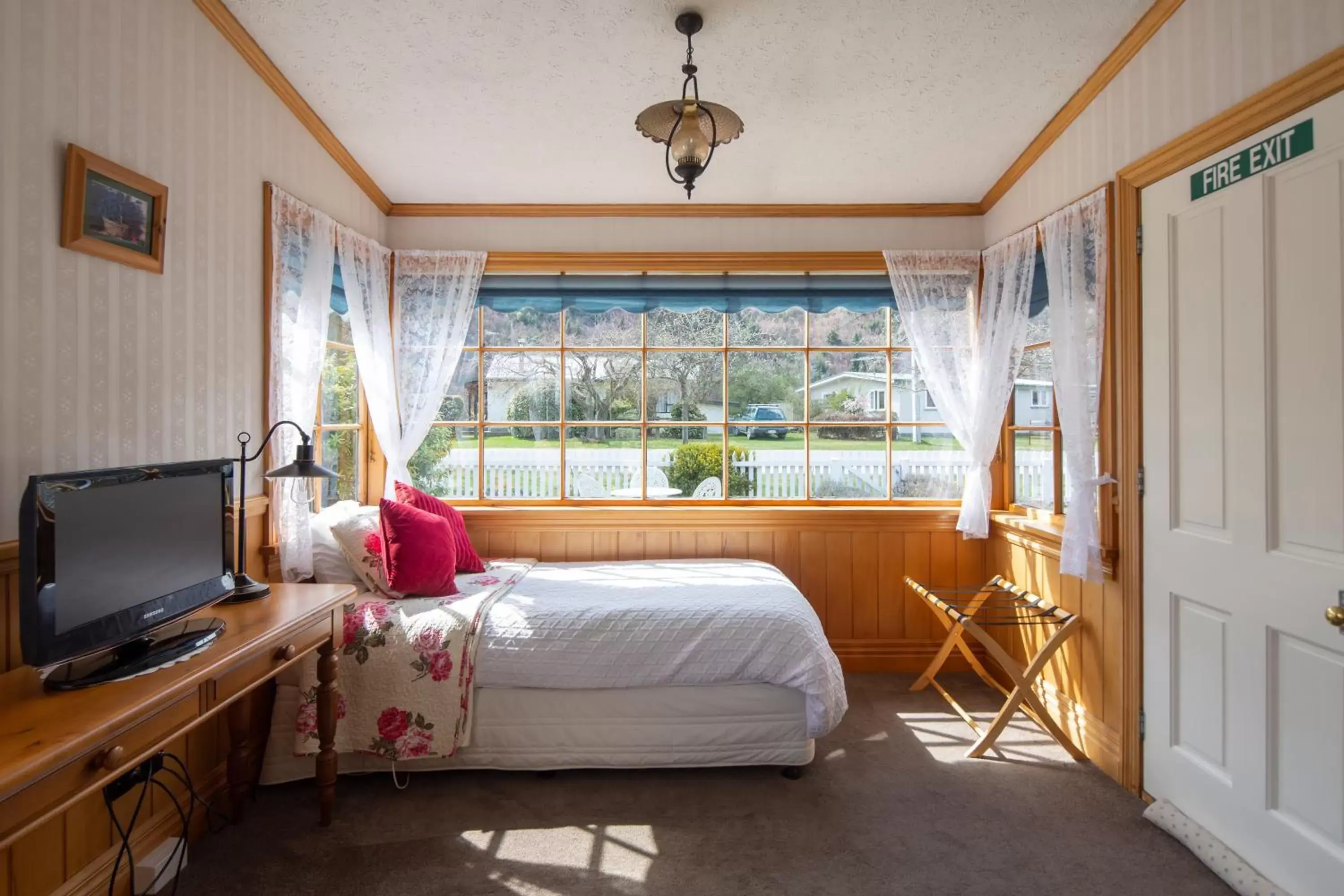 Bed in Settlers Cottage Motel