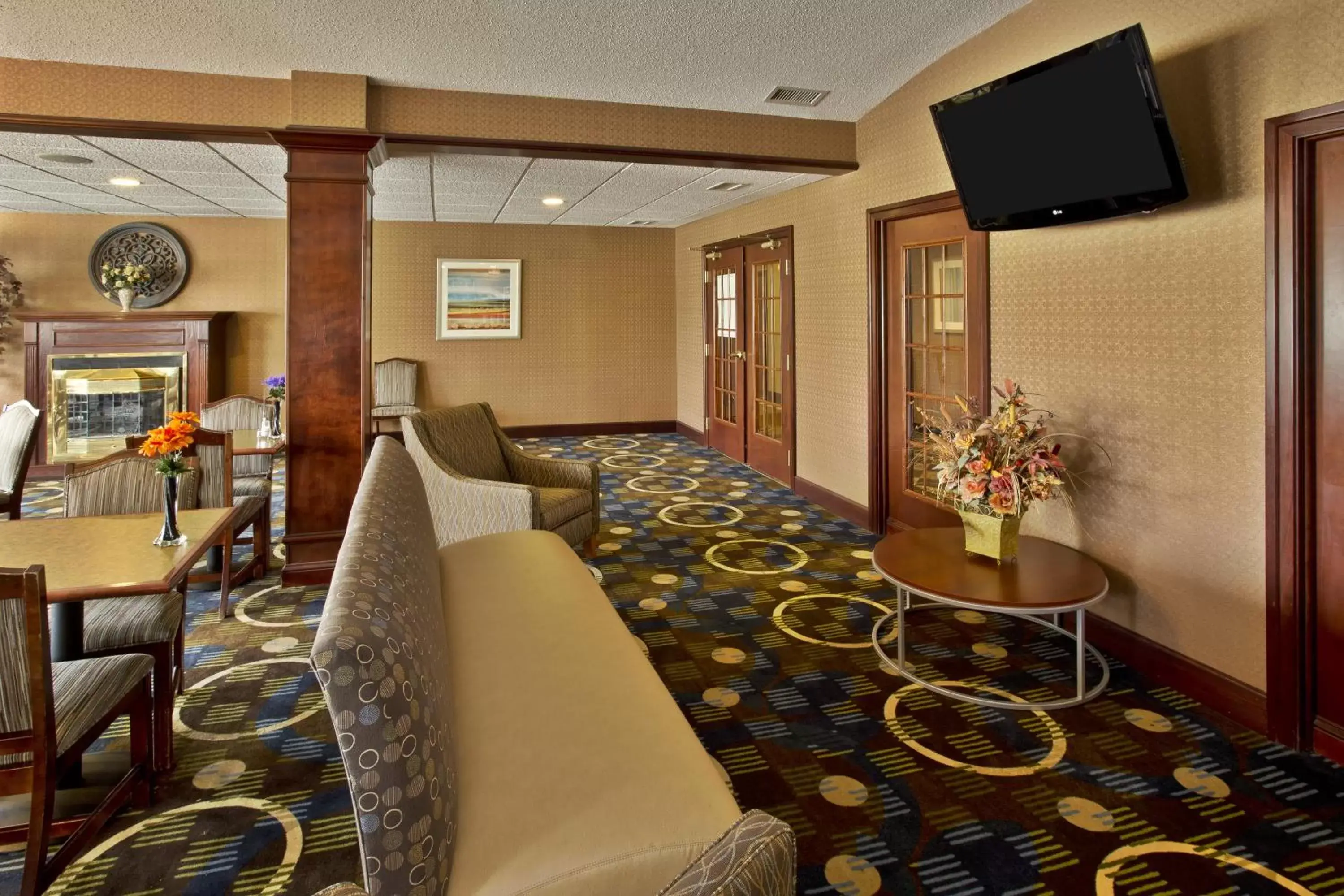 Breakfast, Lounge/Bar in Holiday Inn Express Hotel & Suites Woodhaven, an IHG Hotel
